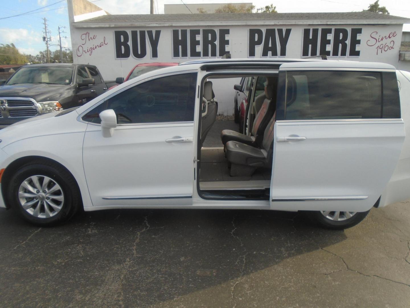 2018 Chrysler Pacifica Touring-L (2C4RC1BGXJR) with an 3.6L V6 DOHC 24V engine, 9A transmission, located at 6112 N Florida Avenue, Tampa, FL, 33604, (888) 521-5131, 27.954929, -82.459534 - Photo#9