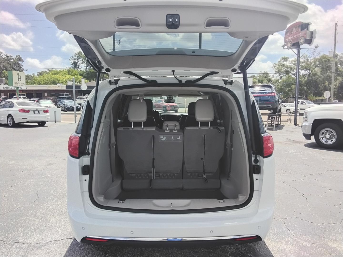 2018 White /Beige Chrysler Pacifica Touring-L (2C4RC1BGXJR) with an 3.6L V6 DOHC 24V engine, 9A transmission, located at 6112 N Florida Avenue, Tampa, FL, 33604, (888) 521-5131, 27.954929, -82.459534 - $499 down plus tax & tag.- Photo#5