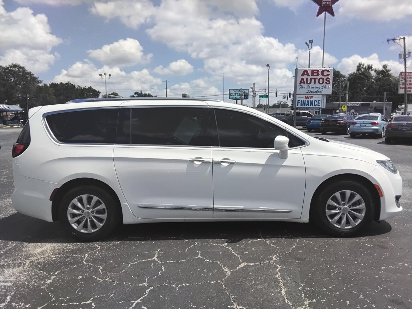 2018 White /Beige Chrysler Pacifica Touring-L (2C4RC1BGXJR) with an 3.6L V6 DOHC 24V engine, 9A transmission, located at 6112 N Florida Avenue, Tampa, FL, 33604, (888) 521-5131, 27.954929, -82.459534 - $499 down plus tax & tag.- Photo#4