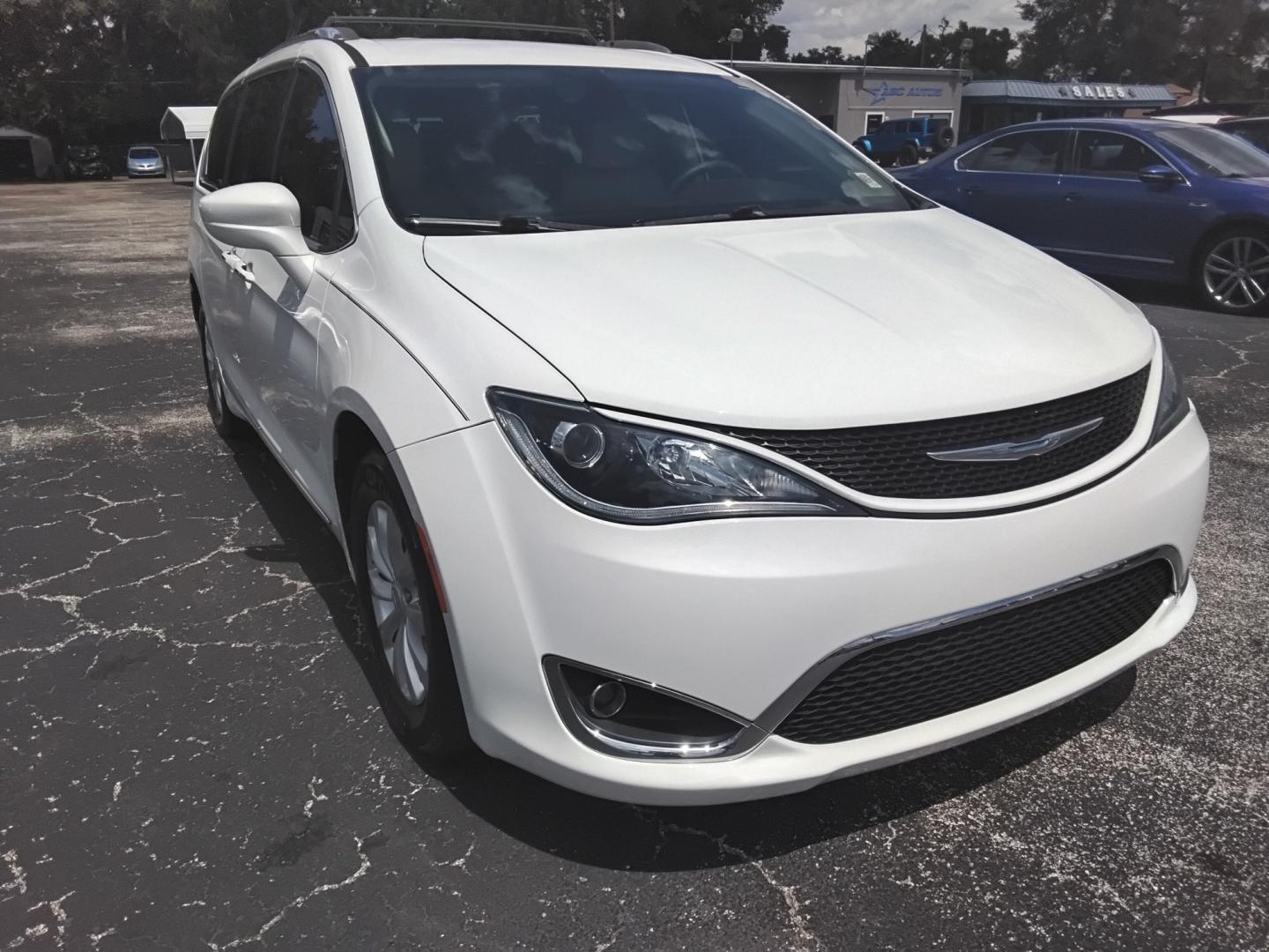2018 White /Beige Chrysler Pacifica Touring-L (2C4RC1BGXJR) with an 3.6L V6 DOHC 24V engine, 9A transmission, located at 6112 N Florida Avenue, Tampa, FL, 33604, (888) 521-5131, 27.954929, -82.459534 - $499 down plus tax & tag.- Photo#2