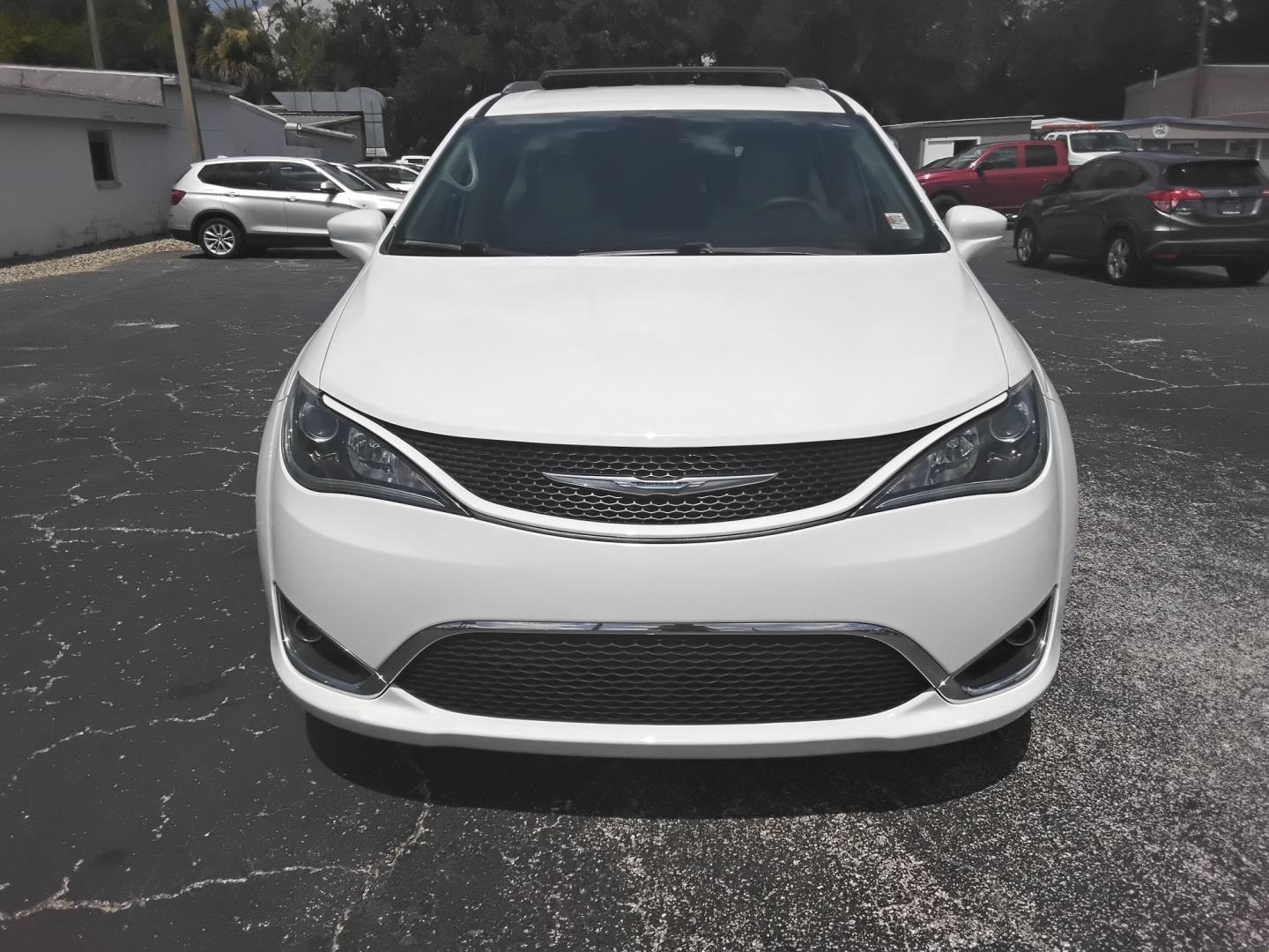 2018 White /Beige Chrysler Pacifica Touring-L (2C4RC1BGXJR) with an 3.6L V6 DOHC 24V engine, 9A transmission, located at 6112 N Florida Avenue, Tampa, FL, 33604, (888) 521-5131, 27.954929, -82.459534 - $499 down plus tax & tag.- Photo#1