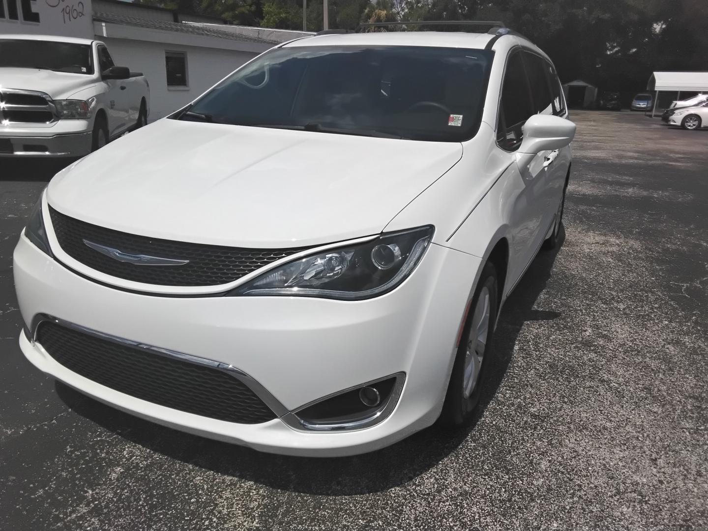 2018 White /Beige Chrysler Pacifica Touring-L (2C4RC1BGXJR) with an 3.6L V6 DOHC 24V engine, 9A transmission, located at 6112 N Florida Avenue, Tampa, FL, 33604, (888) 521-5131, 27.954929, -82.459534 - $499 down plus tax & tag.- Photo#3