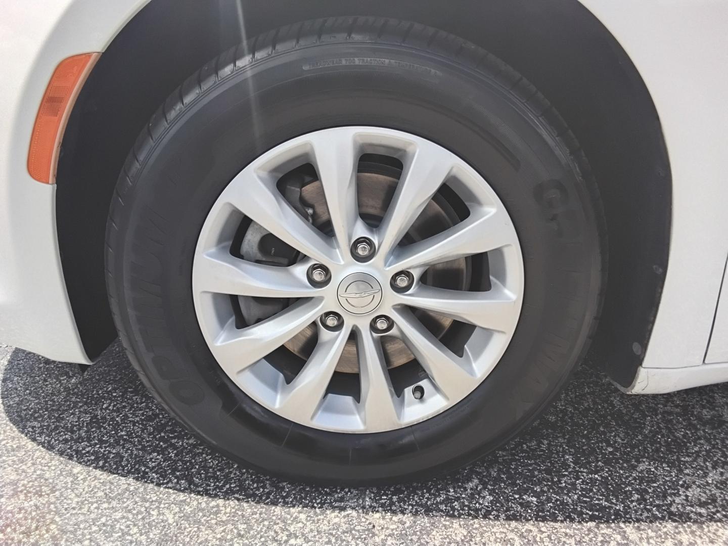 2018 White /Beige Chrysler Pacifica Touring-L (2C4RC1BGXJR) with an 3.6L V6 DOHC 24V engine, 9A transmission, located at 6112 N Florida Avenue, Tampa, FL, 33604, (888) 521-5131, 27.954929, -82.459534 - $499 down plus tax & tag.- Photo#10