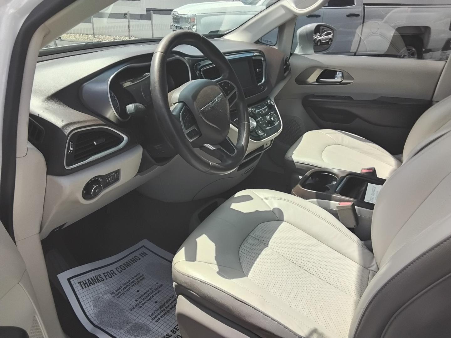 2018 White /Beige Chrysler Pacifica Touring-L (2C4RC1BGXJR) with an 3.6L V6 DOHC 24V engine, 9A transmission, located at 6112 N Florida Avenue, Tampa, FL, 33604, (888) 521-5131, 27.954929, -82.459534 - $499 down plus tax & tag.- Photo#7