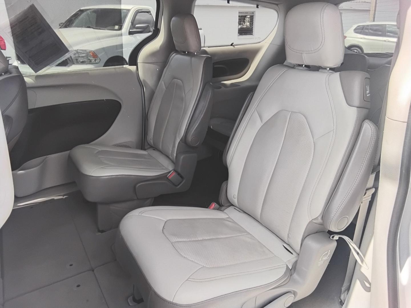 2018 White /Beige Chrysler Pacifica Touring-L (2C4RC1BGXJR) with an 3.6L V6 DOHC 24V engine, 9A transmission, located at 6112 N Florida Avenue, Tampa, FL, 33604, (888) 521-5131, 27.954929, -82.459534 - $499 down plus tax & tag.- Photo#8