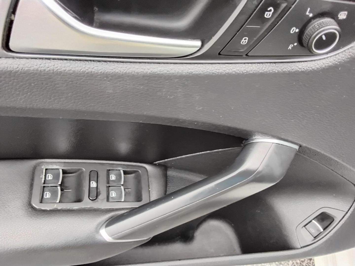 2017 White /Black Volkswagen Passat SE 6A (1VWBT7A34HC) with an 1.8L L4 TURBO DIESEL engine, 6A transmission, located at 6112 N Florida Avenue, Tampa, FL, 33604, (888) 521-5131, 27.954929, -82.459534 - $499 down plus tax & tag.- Photo#20