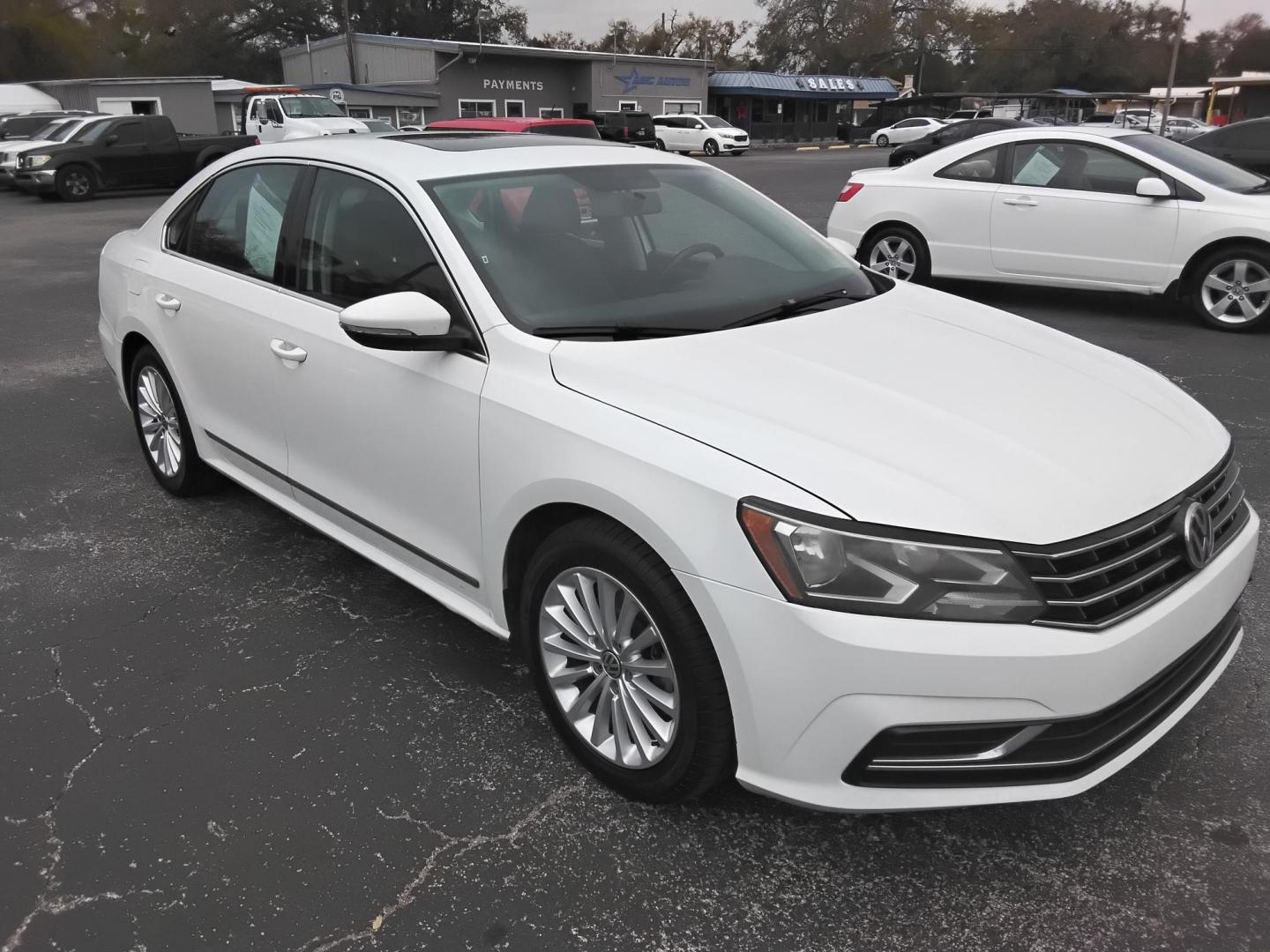 2017 White /Black Volkswagen Passat SE 6A (1VWBT7A34HC) with an 1.8L L4 TURBO DIESEL engine, 6A transmission, located at 6112 N Florida Avenue, Tampa, FL, 33604, (888) 521-5131, 27.954929, -82.459534 - $499 down plus tax & tag.- Photo#4