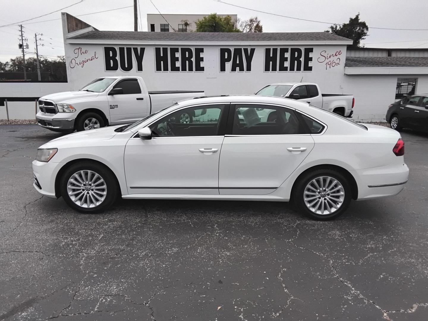 2017 White /Black Volkswagen Passat SE 6A (1VWBT7A34HC) with an 1.8L L4 TURBO DIESEL engine, 6A transmission, located at 6112 N Florida Avenue, Tampa, FL, 33604, (888) 521-5131, 27.954929, -82.459534 - $499 down plus tax & tag.- Photo#0