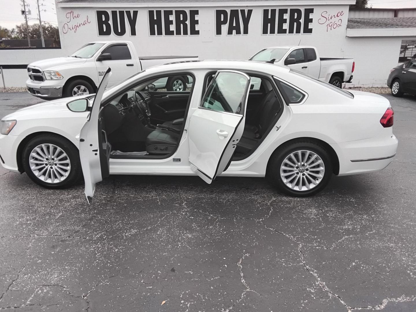 2017 White /Black Volkswagen Passat SE 6A (1VWBT7A34HC) with an 1.8L L4 TURBO DIESEL engine, 6A transmission, located at 6112 N Florida Avenue, Tampa, FL, 33604, (888) 521-5131, 27.954929, -82.459534 - $499 down plus tax & tag.- Photo#1