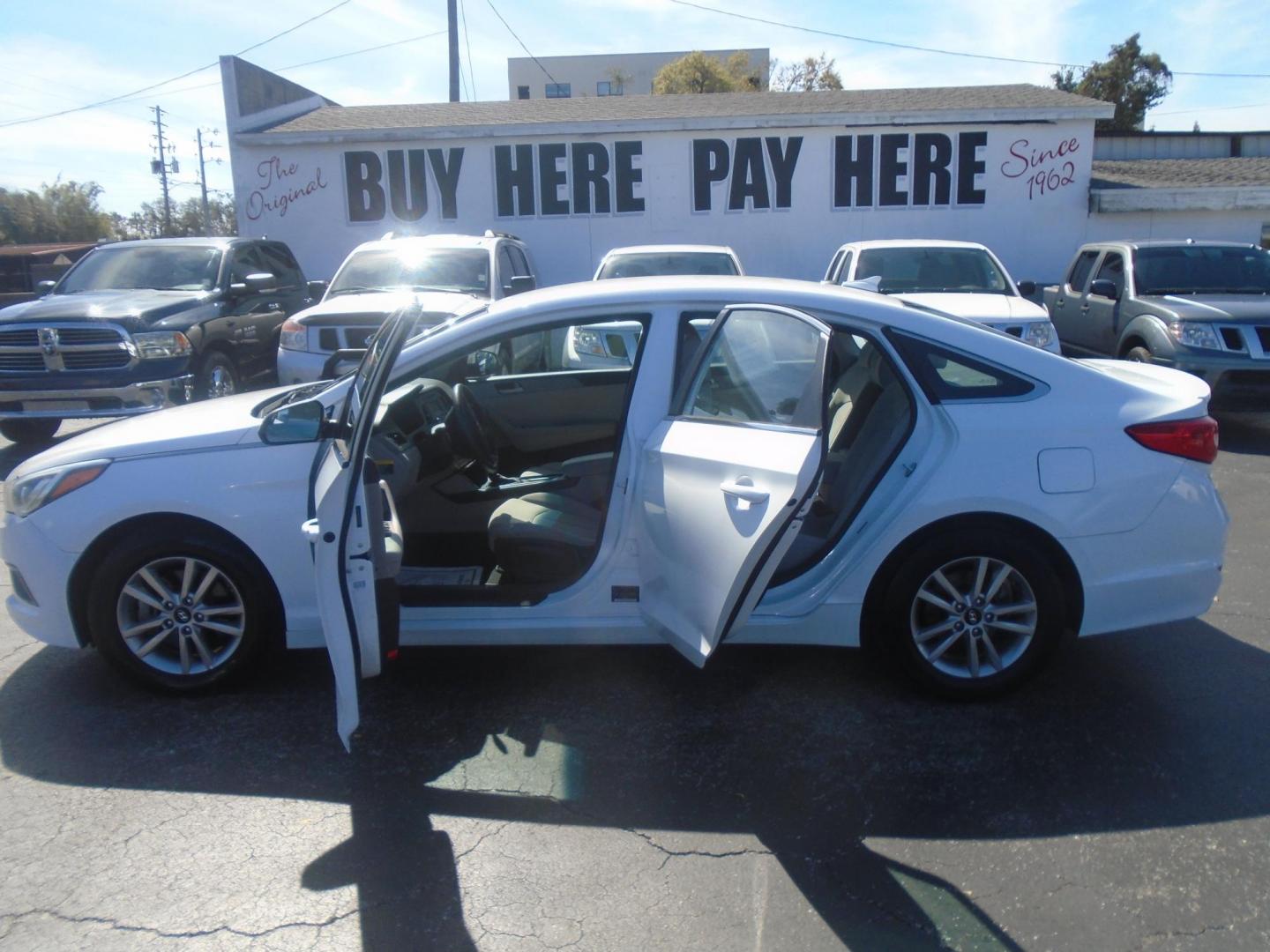2016 White /Beige Hyundai Sonata SE (5NPE24AF1GH) with an 2.4L L4 DOHC 16V engine, 7A transmission, located at 6112 N Florida Avenue, Tampa, FL, 33604, (888) 521-5131, 27.954929, -82.459534 - 499$ down plus tax & tag. - Photo#1