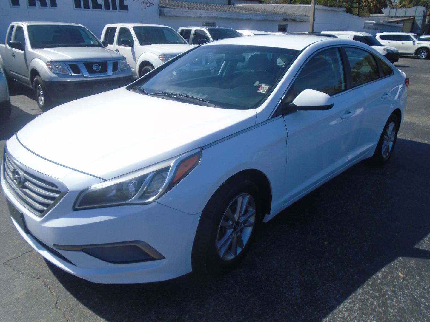 2016 White /Beige Hyundai Sonata SE (5NPE24AF1GH) with an 2.4L L4 DOHC 16V engine, 7A transmission, located at 6112 N Florida Avenue, Tampa, FL, 33604, (888) 521-5131, 27.954929, -82.459534 - 499$ down plus tax & tag. - Photo#2
