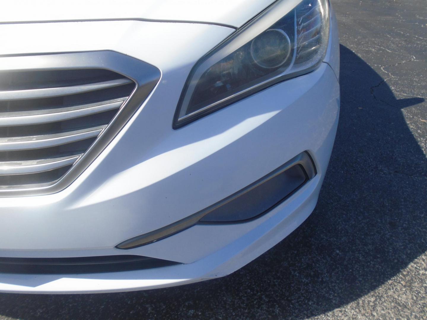 2016 White /Beige Hyundai Sonata SE (5NPE24AF1GH) with an 2.4L L4 DOHC 16V engine, 7A transmission, located at 6112 N Florida Avenue, Tampa, FL, 33604, (888) 521-5131, 27.954929, -82.459534 - 499$ down plus tax & tag. - Photo#11