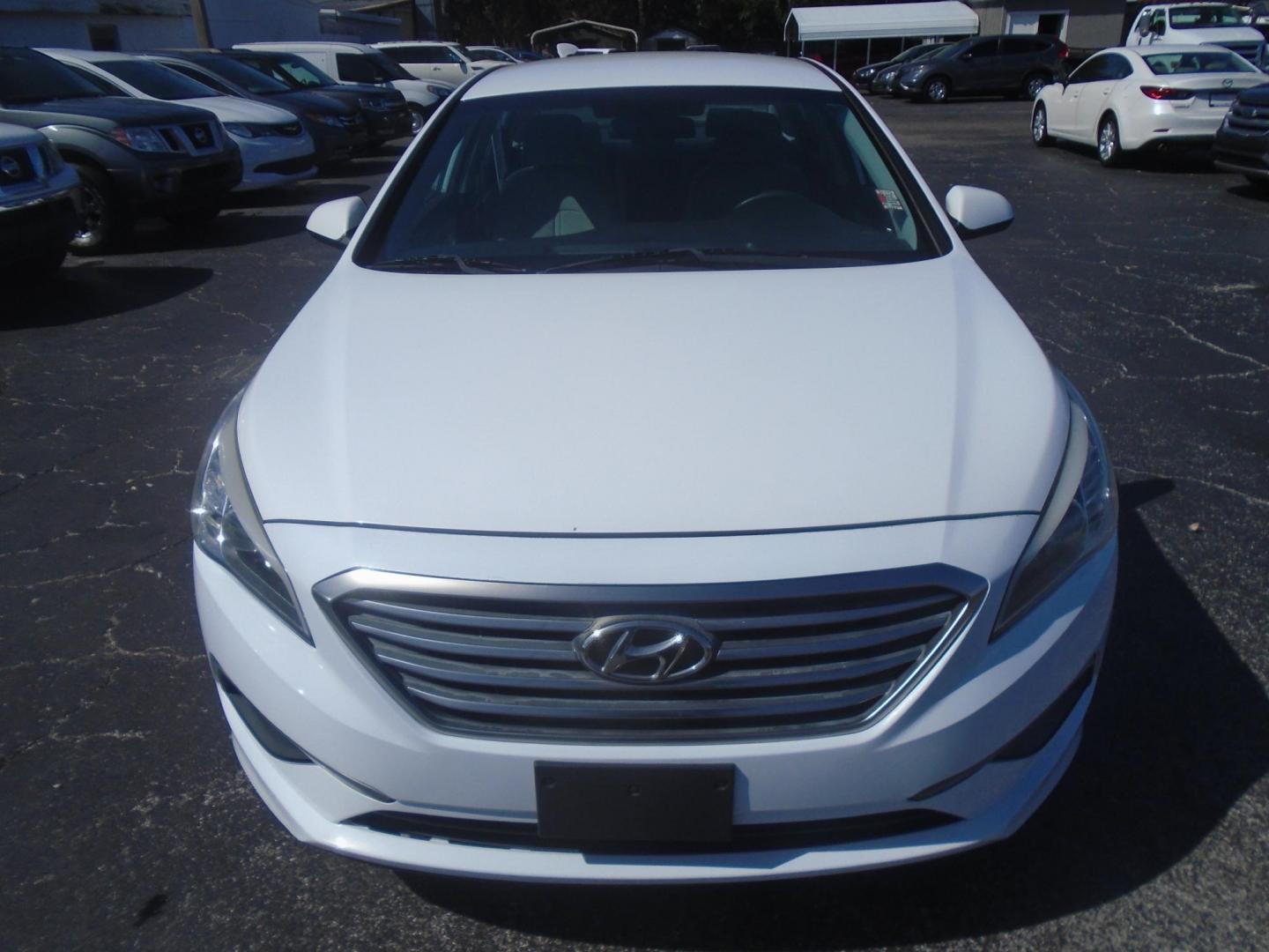 2016 White /Beige Hyundai Sonata SE (5NPE24AF1GH) with an 2.4L L4 DOHC 16V engine, 7A transmission, located at 6112 N Florida Avenue, Tampa, FL, 33604, (888) 521-5131, 27.954929, -82.459534 - 499$ down plus tax & tag. - Photo#3