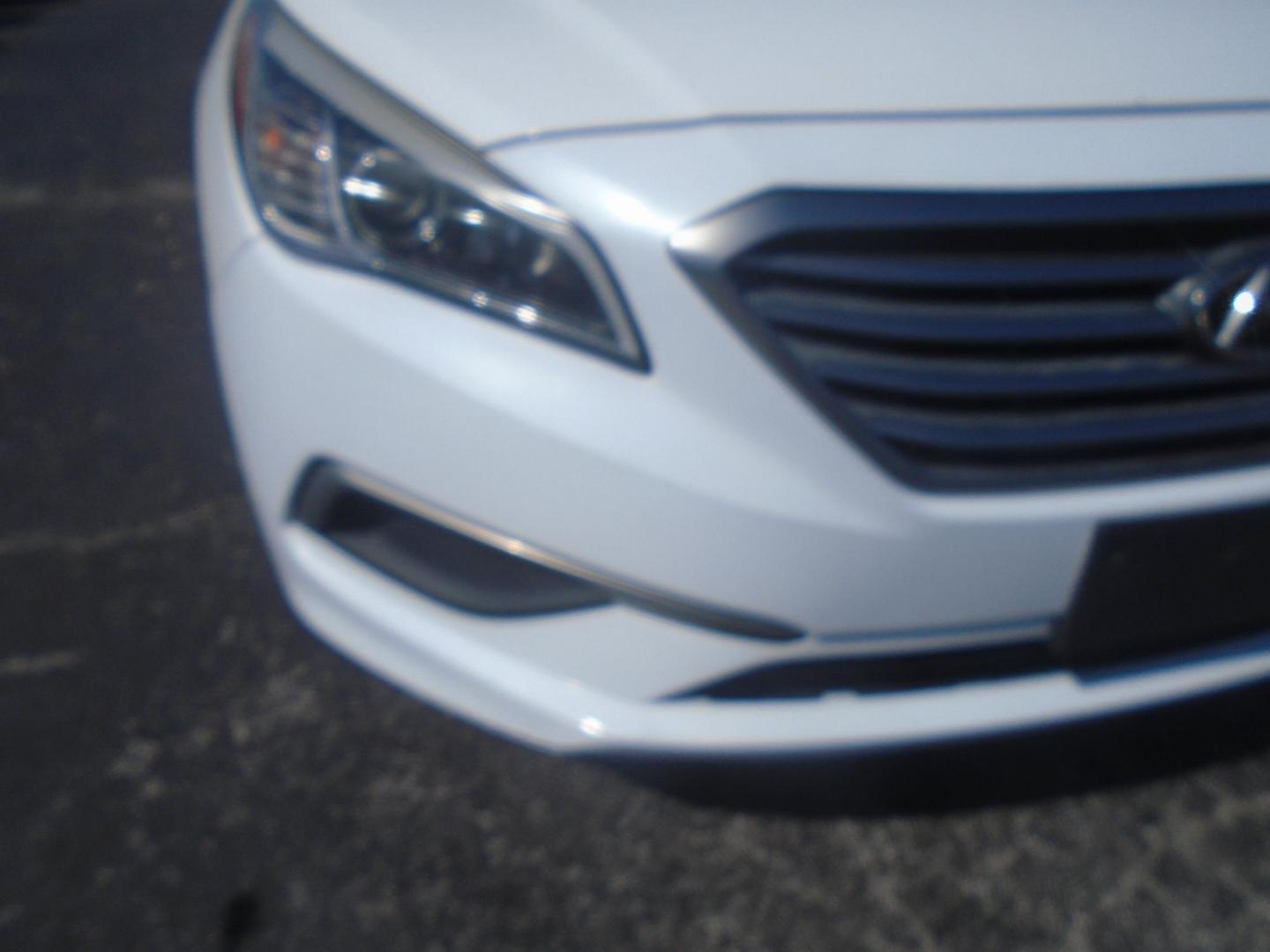 2016 White /Beige Hyundai Sonata SE (5NPE24AF1GH) with an 2.4L L4 DOHC 16V engine, 7A transmission, located at 6112 N Florida Avenue, Tampa, FL, 33604, (888) 521-5131, 27.954929, -82.459534 - 499$ down plus tax & tag. - Photo#10