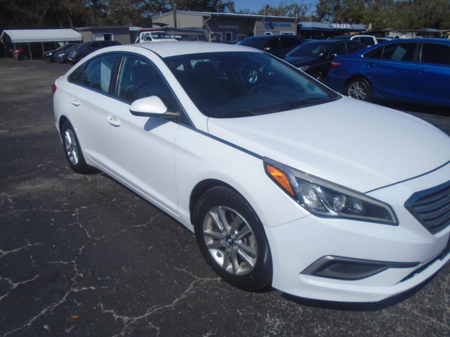 2016 White /Beige Hyundai Sonata SE (5NPE24AF1GH) with an 2.4L L4 DOHC 16V engine, 7A transmission, located at 6112 N Florida Avenue, Tampa, FL, 33604, (888) 521-5131, 27.954929, -82.459534 - 499$ down plus tax & tag. - Photo#4