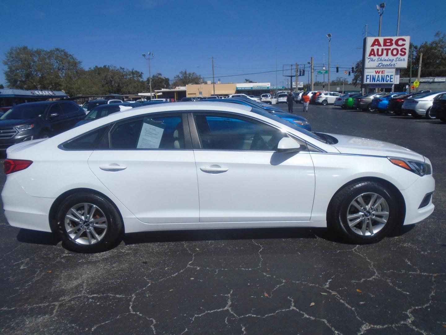 2016 White /Beige Hyundai Sonata SE (5NPE24AF1GH) with an 2.4L L4 DOHC 16V engine, 7A transmission, located at 6112 N Florida Avenue, Tampa, FL, 33604, (888) 521-5131, 27.954929, -82.459534 - 499$ down plus tax & tag. - Photo#6