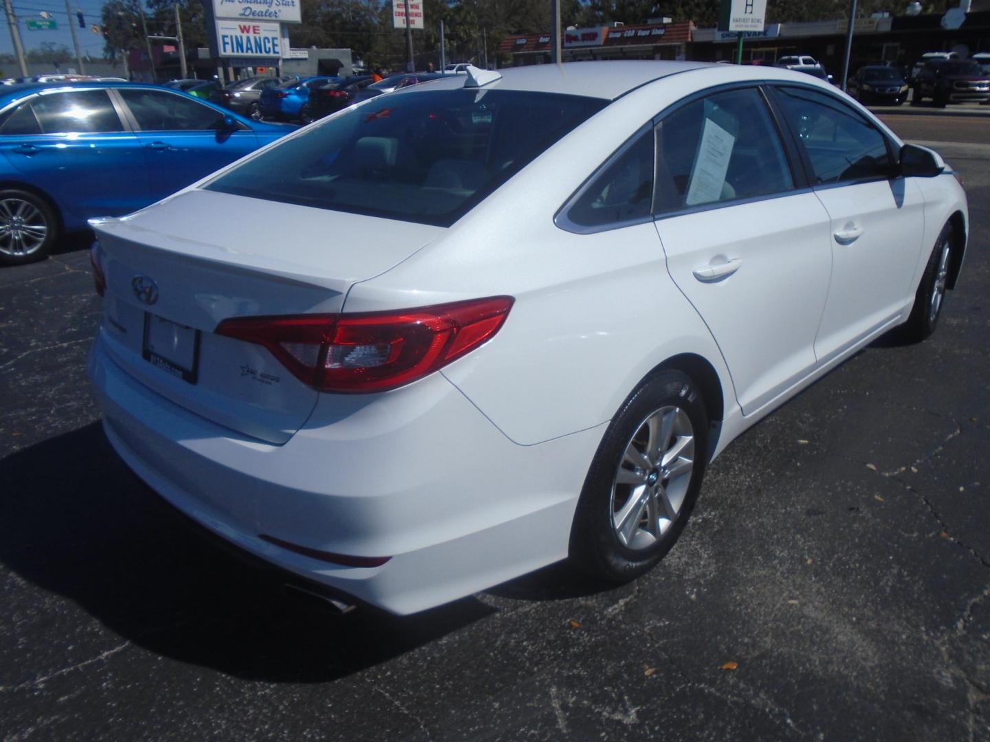 2016 White /Beige Hyundai Sonata SE (5NPE24AF1GH) with an 2.4L L4 DOHC 16V engine, 7A transmission, located at 6112 N Florida Avenue, Tampa, FL, 33604, (888) 521-5131, 27.954929, -82.459534 - 499$ down plus tax & tag. - Photo#5