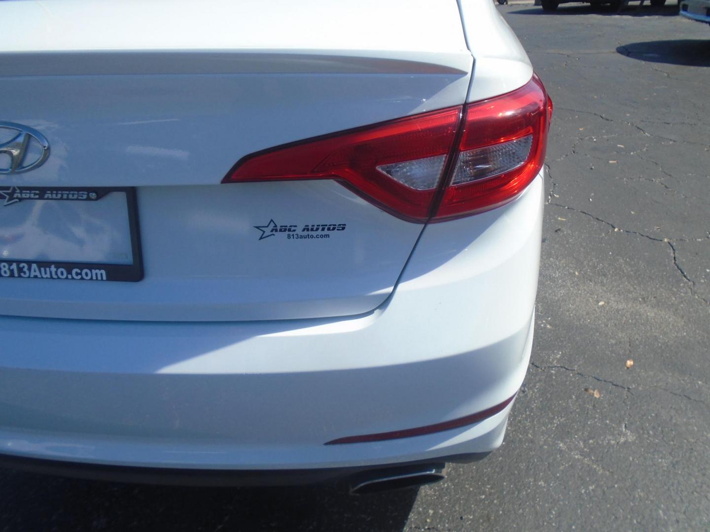 2016 White /Beige Hyundai Sonata SE (5NPE24AF1GH) with an 2.4L L4 DOHC 16V engine, 7A transmission, located at 6112 N Florida Avenue, Tampa, FL, 33604, (888) 521-5131, 27.954929, -82.459534 - 499$ down plus tax & tag. - Photo#9