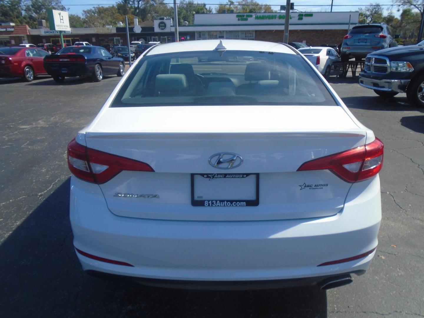 2016 White /Beige Hyundai Sonata SE (5NPE24AF1GH) with an 2.4L L4 DOHC 16V engine, 7A transmission, located at 6112 N Florida Avenue, Tampa, FL, 33604, (888) 521-5131, 27.954929, -82.459534 - 499$ down plus tax & tag. - Photo#12