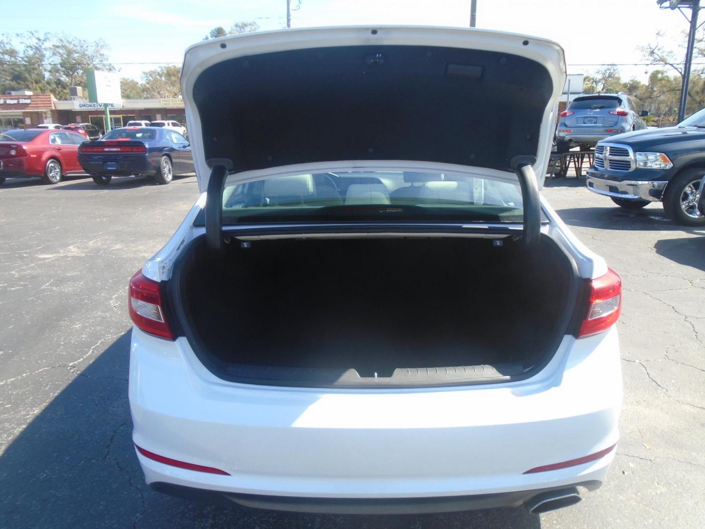 2016 White /Beige Hyundai Sonata SE (5NPE24AF1GH) with an 2.4L L4 DOHC 16V engine, 7A transmission, located at 6112 N Florida Avenue, Tampa, FL, 33604, (888) 521-5131, 27.954929, -82.459534 - 499$ down plus tax & tag. - Photo#13