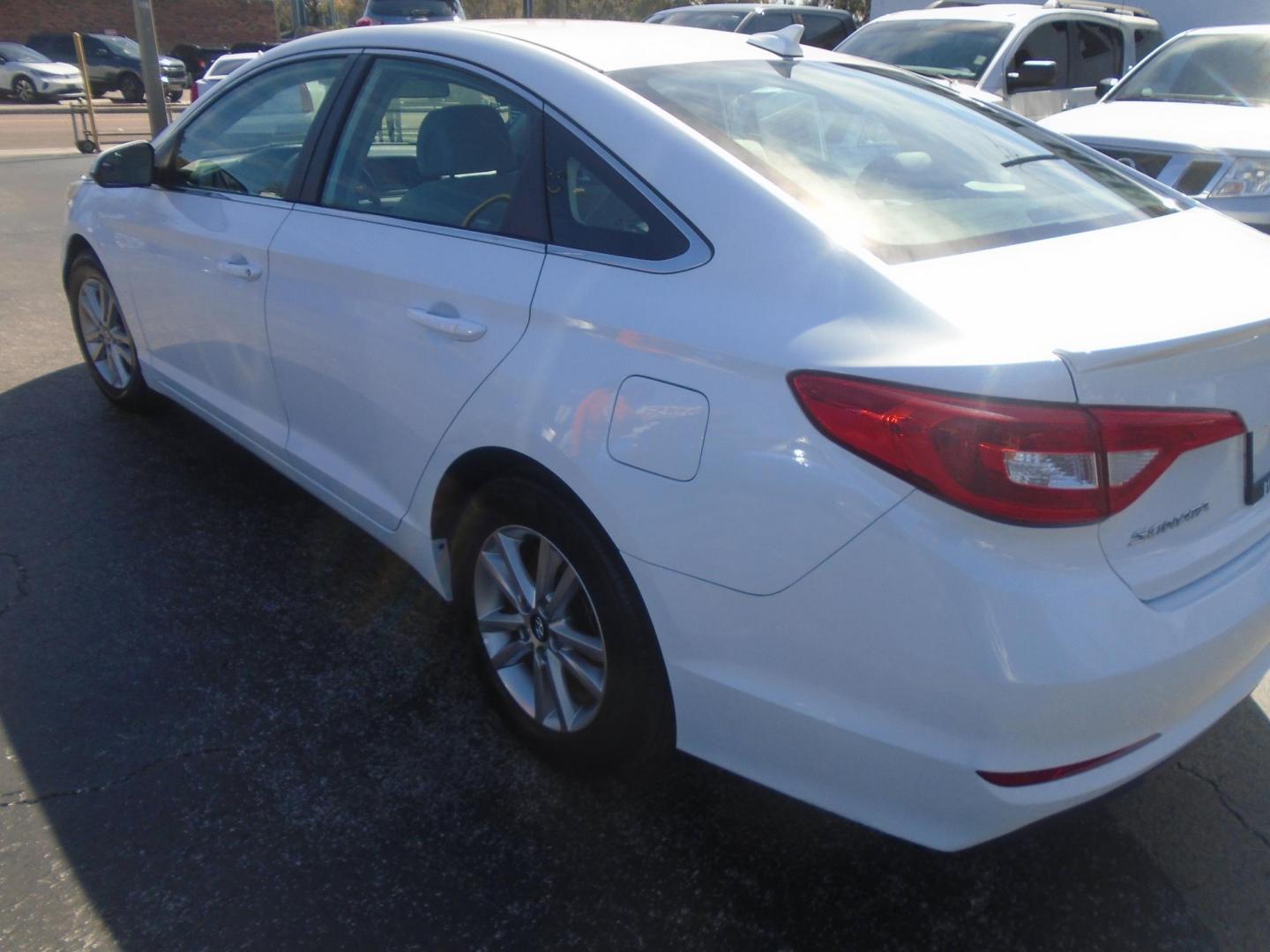 2016 White /Beige Hyundai Sonata SE (5NPE24AF1GH) with an 2.4L L4 DOHC 16V engine, 7A transmission, located at 6112 N Florida Avenue, Tampa, FL, 33604, (888) 521-5131, 27.954929, -82.459534 - 499$ down plus tax & tag. - Photo#7