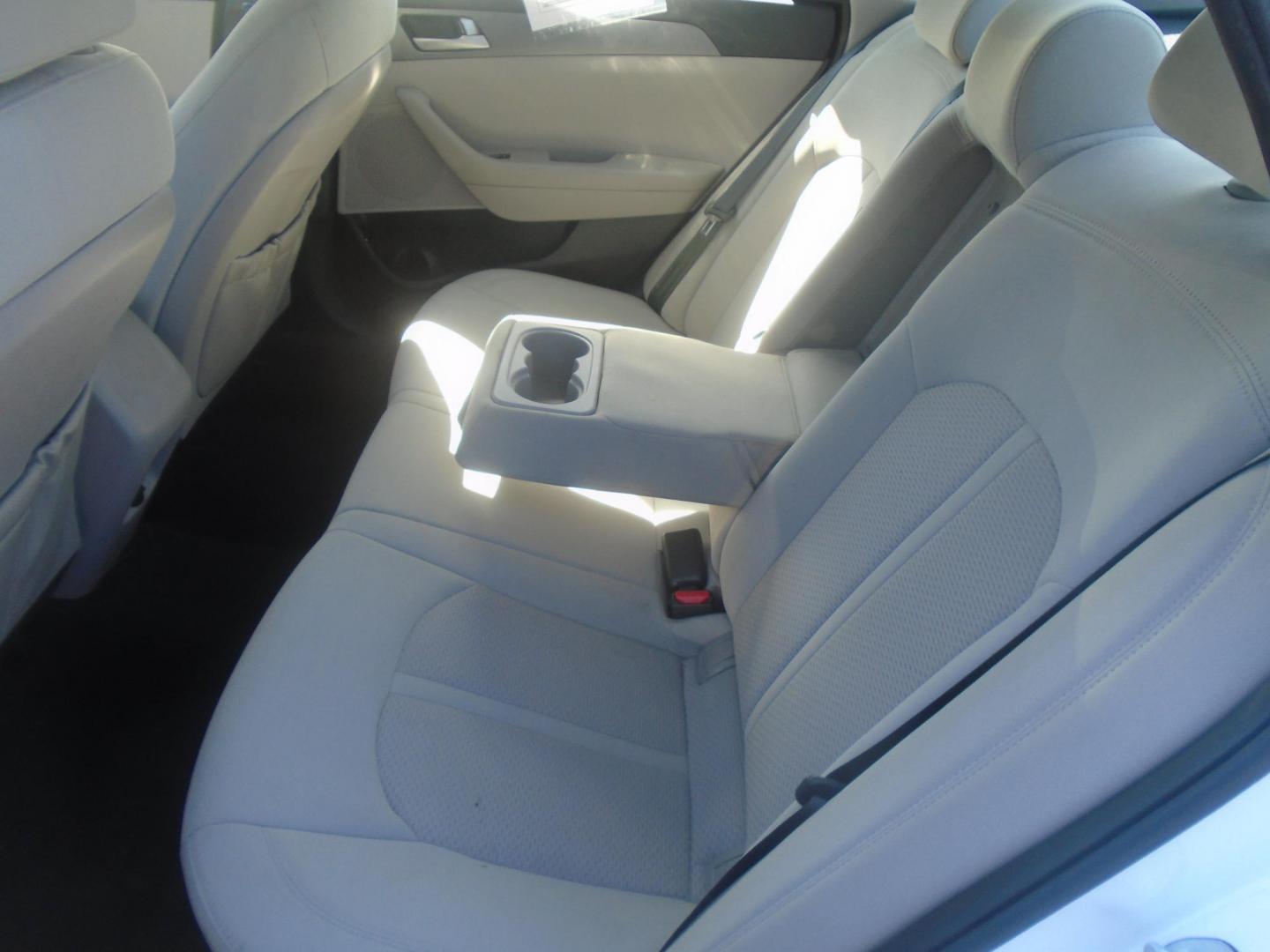 2016 White /Beige Hyundai Sonata SE (5NPE24AF1GH) with an 2.4L L4 DOHC 16V engine, 7A transmission, located at 6112 N Florida Avenue, Tampa, FL, 33604, (888) 521-5131, 27.954929, -82.459534 - 499$ down plus tax & tag. - Photo#21