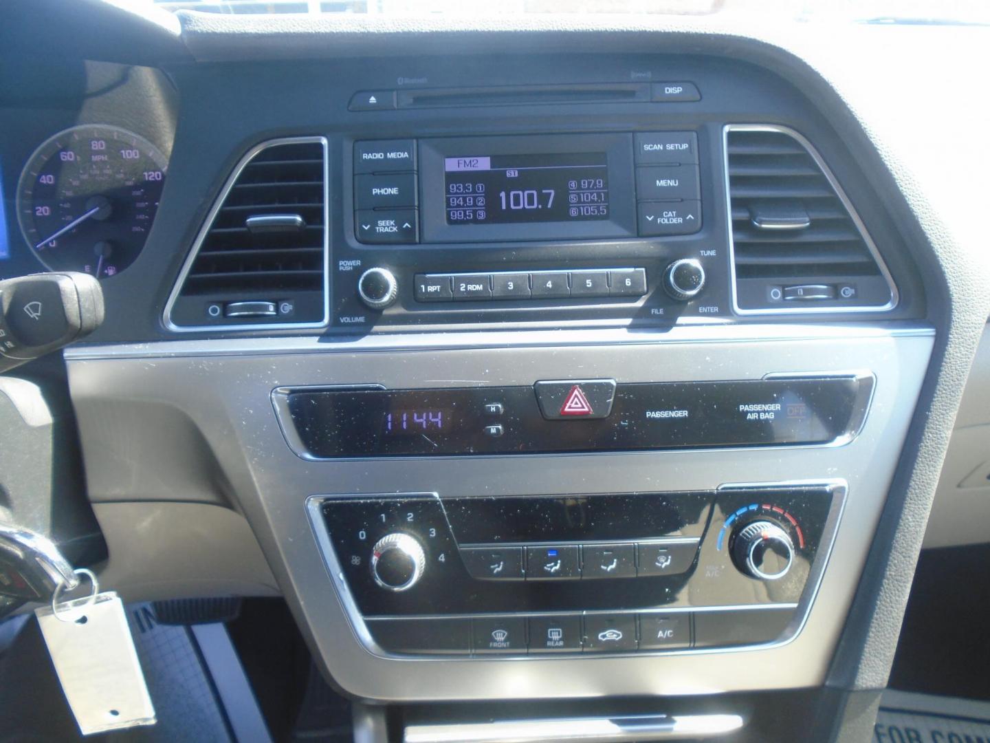 2016 White /Beige Hyundai Sonata SE (5NPE24AF1GH) with an 2.4L L4 DOHC 16V engine, 7A transmission, located at 6112 N Florida Avenue, Tampa, FL, 33604, (888) 521-5131, 27.954929, -82.459534 - 499$ down plus tax & tag. - Photo#17