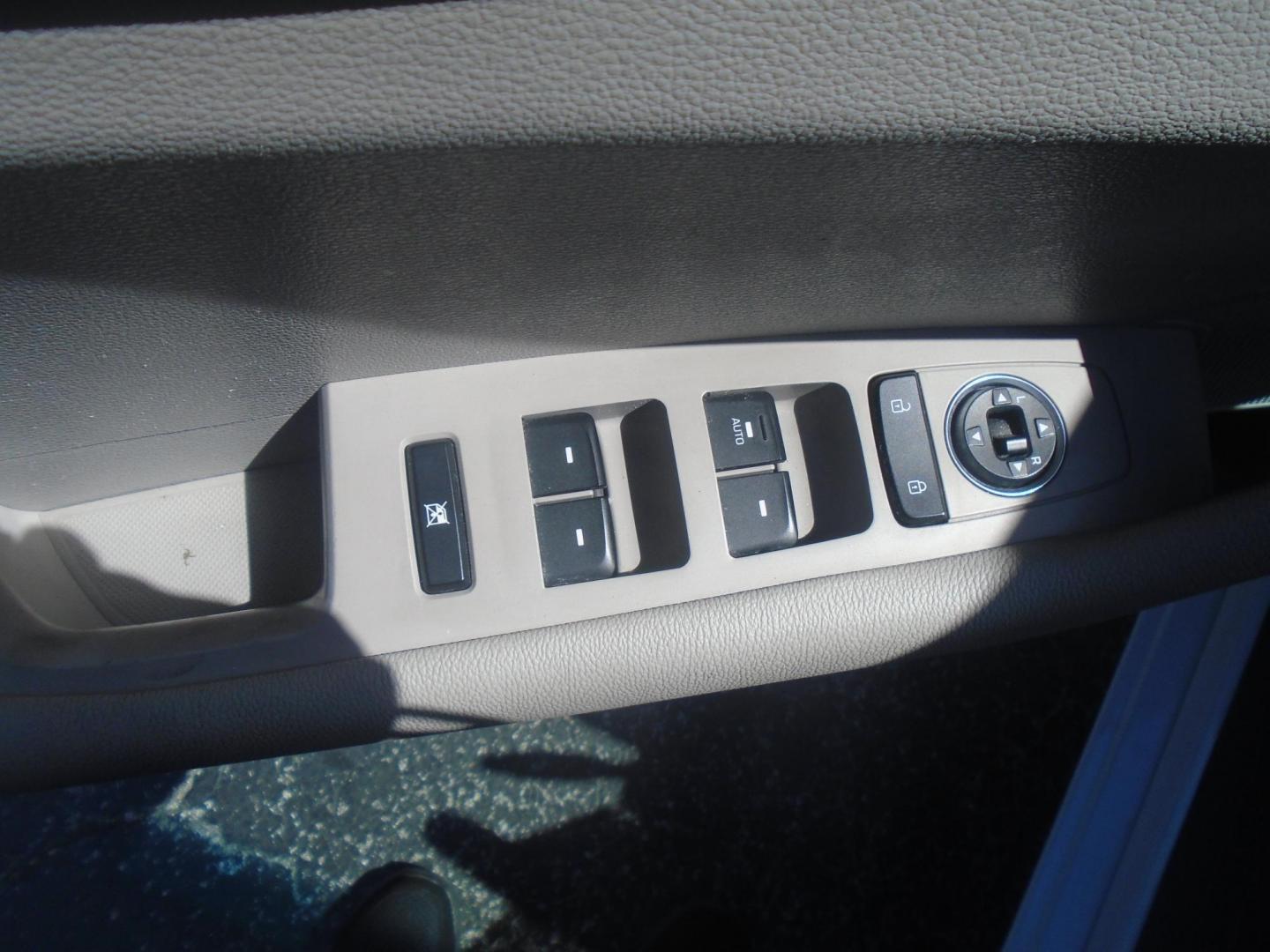 2016 White /Beige Hyundai Sonata SE (5NPE24AF1GH) with an 2.4L L4 DOHC 16V engine, 7A transmission, located at 6112 N Florida Avenue, Tampa, FL, 33604, (888) 521-5131, 27.954929, -82.459534 - 499$ down plus tax & tag. - Photo#18