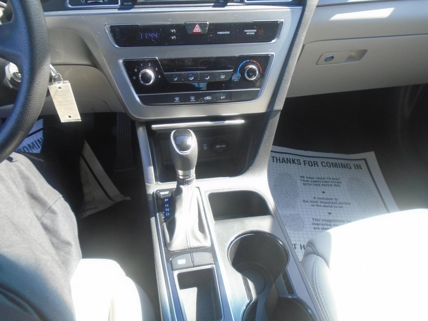 2016 White /Beige Hyundai Sonata SE (5NPE24AF1GH) with an 2.4L L4 DOHC 16V engine, 7A transmission, located at 6112 N Florida Avenue, Tampa, FL, 33604, (888) 521-5131, 27.954929, -82.459534 - 499$ down plus tax & tag. - Photo#19