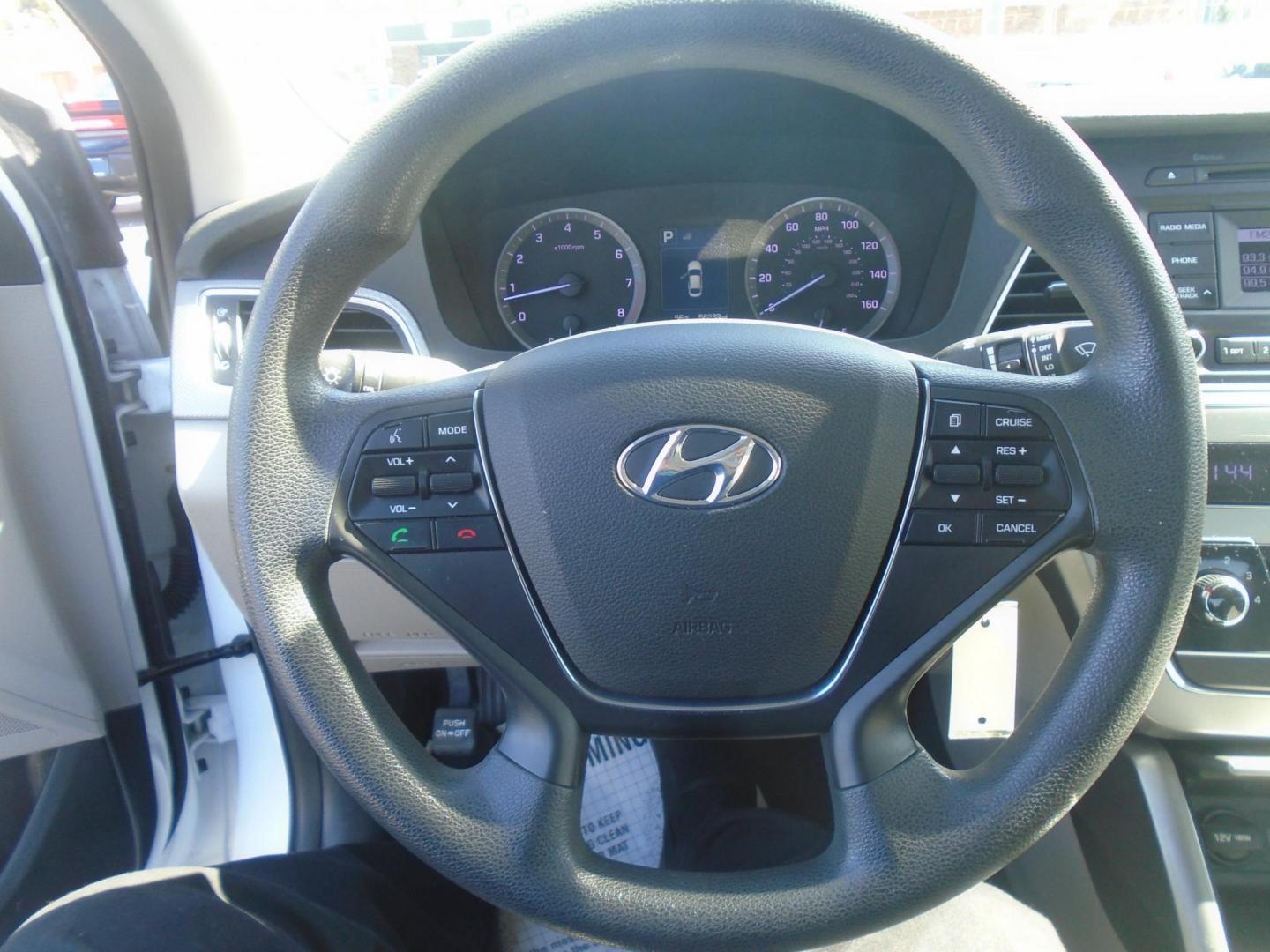 2016 White /Beige Hyundai Sonata SE (5NPE24AF1GH) with an 2.4L L4 DOHC 16V engine, 7A transmission, located at 6112 N Florida Avenue, Tampa, FL, 33604, (888) 521-5131, 27.954929, -82.459534 - 499$ down plus tax & tag. - Photo#15