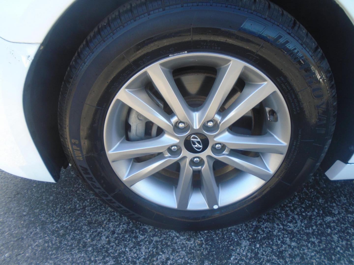 2016 White /Beige Hyundai Sonata SE (5NPE24AF1GH) with an 2.4L L4 DOHC 16V engine, 7A transmission, located at 6112 N Florida Avenue, Tampa, FL, 33604, (888) 521-5131, 27.954929, -82.459534 - 499$ down plus tax & tag. - Photo#14