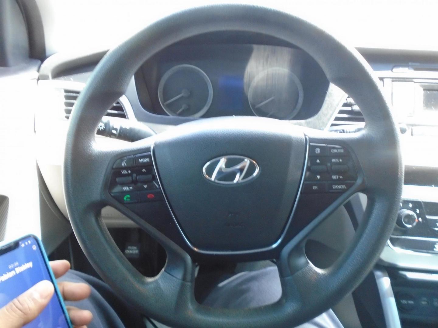 2016 White /Beige Hyundai Sonata SE (5NPE24AF1GH) with an 2.4L L4 DOHC 16V engine, 7A transmission, located at 6112 N Florida Avenue, Tampa, FL, 33604, (888) 521-5131, 27.954929, -82.459534 - 499$ down plus tax & tag. - Photo#16