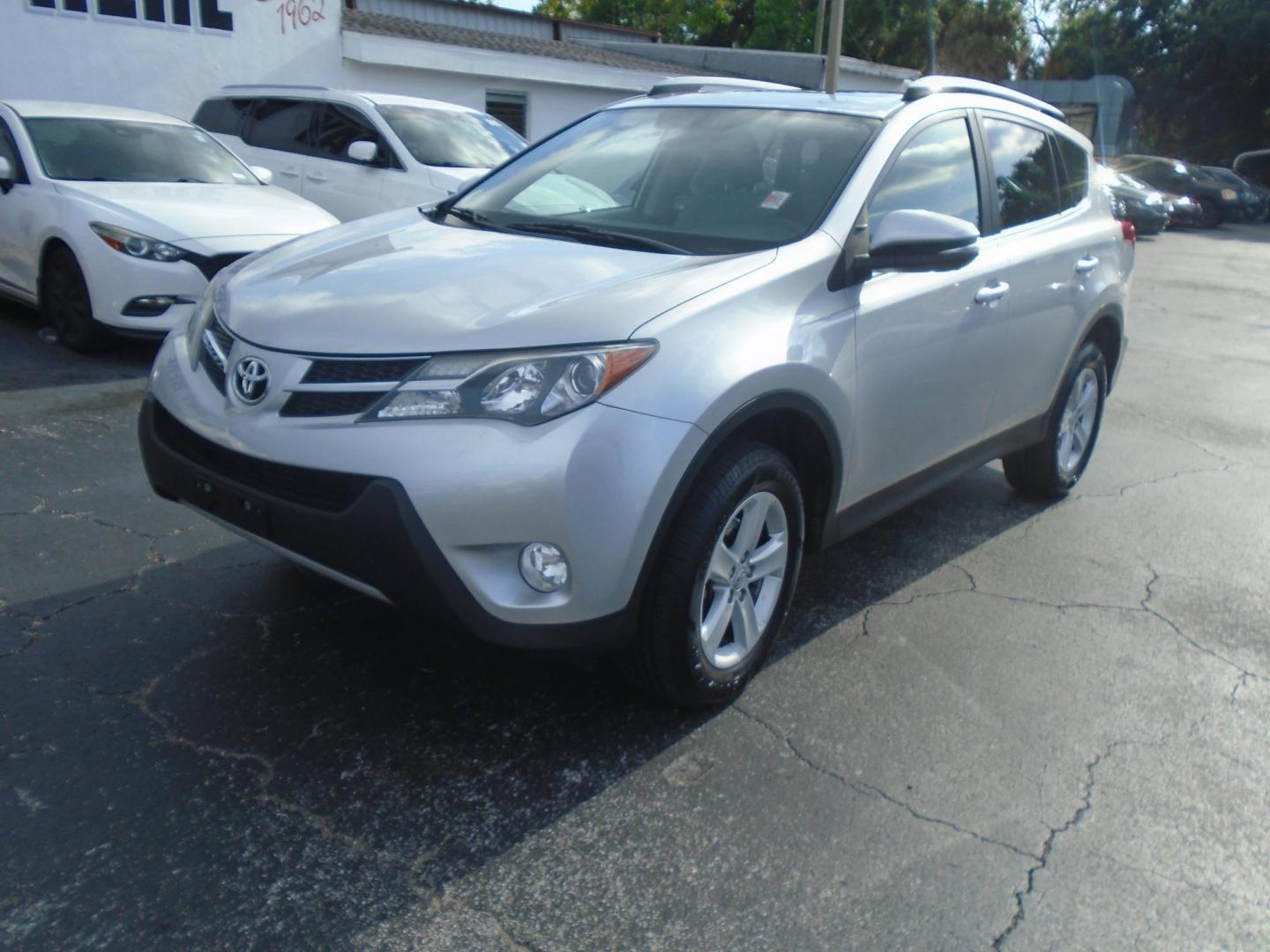 2013 SILVER /Grey Toyota RAV4 XLE FWD (JTMWFREV5D5) with an 2.5L L4 DOHC 16V engine, 6-Speed Automatic transmission, located at 6112 N Florida Avenue, Tampa, FL, 33604, (888) 521-5131, 27.954929, -82.459534 - 499$ DOWN PLUS TAX & TAG. - Photo#4