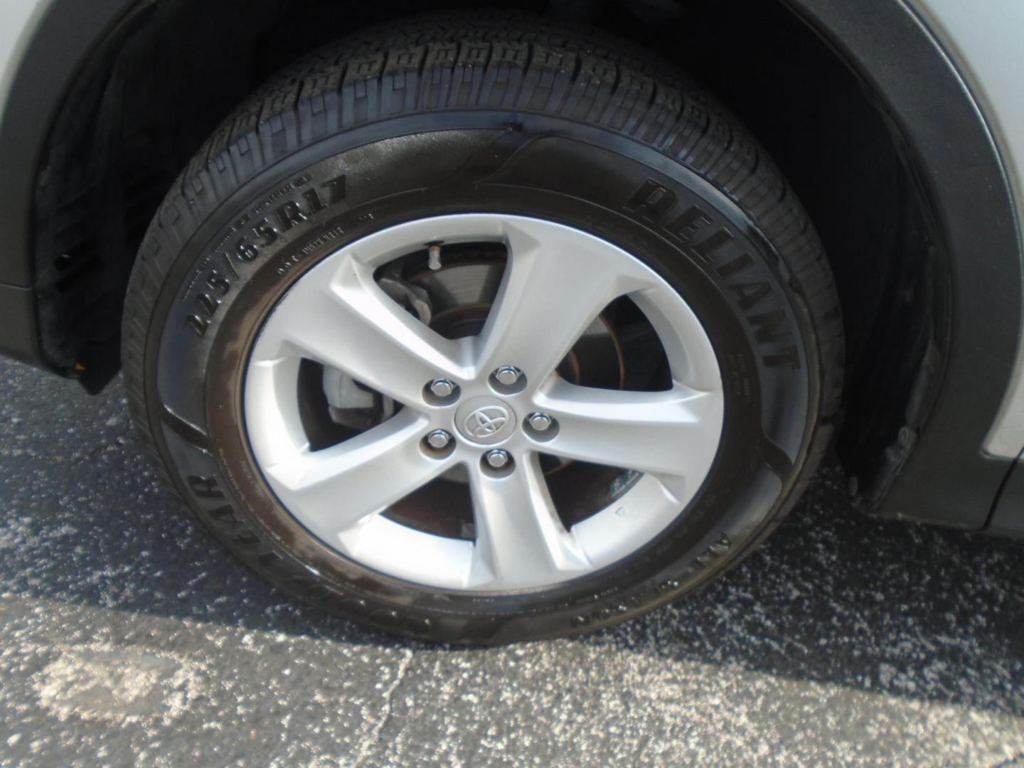 2013 SILVER /Grey Toyota RAV4 XLE FWD (JTMWFREV5D5) with an 2.5L L4 DOHC 16V engine, 6-Speed Automatic transmission, located at 6112 N Florida Avenue, Tampa, FL, 33604, (888) 521-5131, 27.954929, -82.459534 - 499$ DOWN PLUS TAX & TAG. - Photo#30