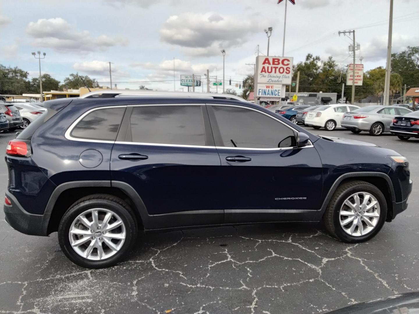 2015 DK BLUE /Black Jeep Cherokee Limited FWD (1C4PJLDS9FW) with an 3.2L V6 DOHC 24V engine, 9-Speed Automatic transmission, located at 6112 N Florida Avenue, Tampa, FL, 33604, (888) 521-5131, 27.954929, -82.459534 - $499 DOWN PLUS TAX & TAG. - Photo#4