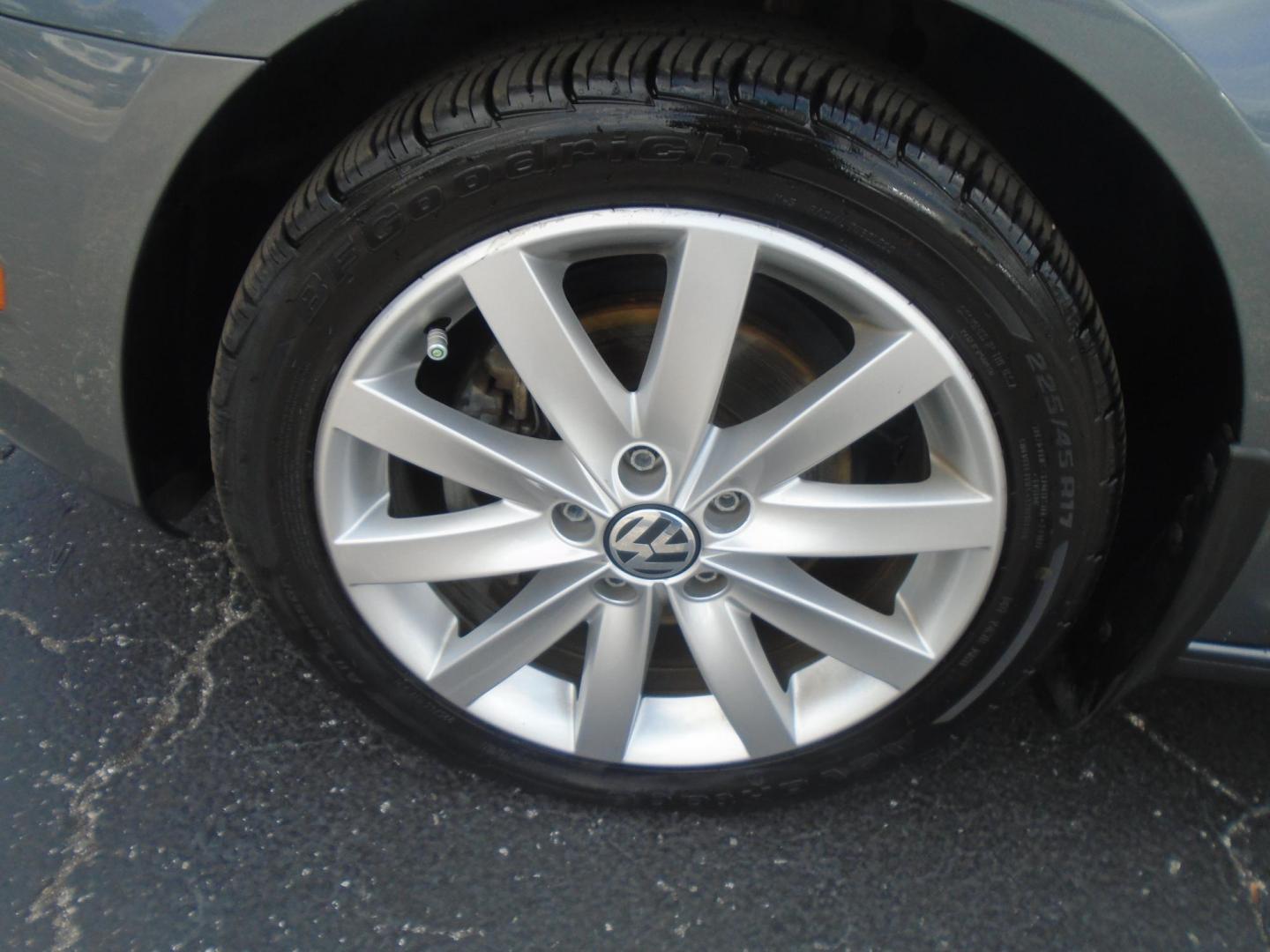 2014 Volkswagen Jetta SportWagen 2.5L SE PZEV (3VWPP7AJXEM) with an 2.5L L5 DOHC 20V engine, 6-Speed Automatic transmission, located at 6112 N Florida Avenue, Tampa, FL, 33604, (888) 521-5131, 27.954929, -82.459534 - Photo#4