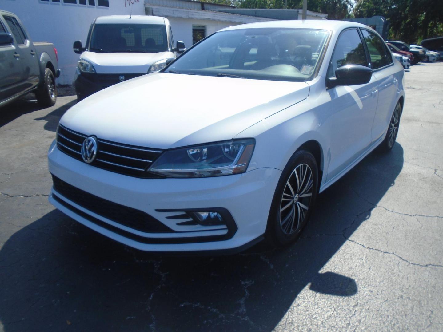 2018 Volkswagen Jetta 1.4T SE 6A (3VWDB7AJ2JM) with an 1.4L L4 DOHC 20V engine, 6A transmission, located at 6112 N Florida Avenue, Tampa, FL, 33604, (888) 521-5131, 27.954929, -82.459534 - Photo#1