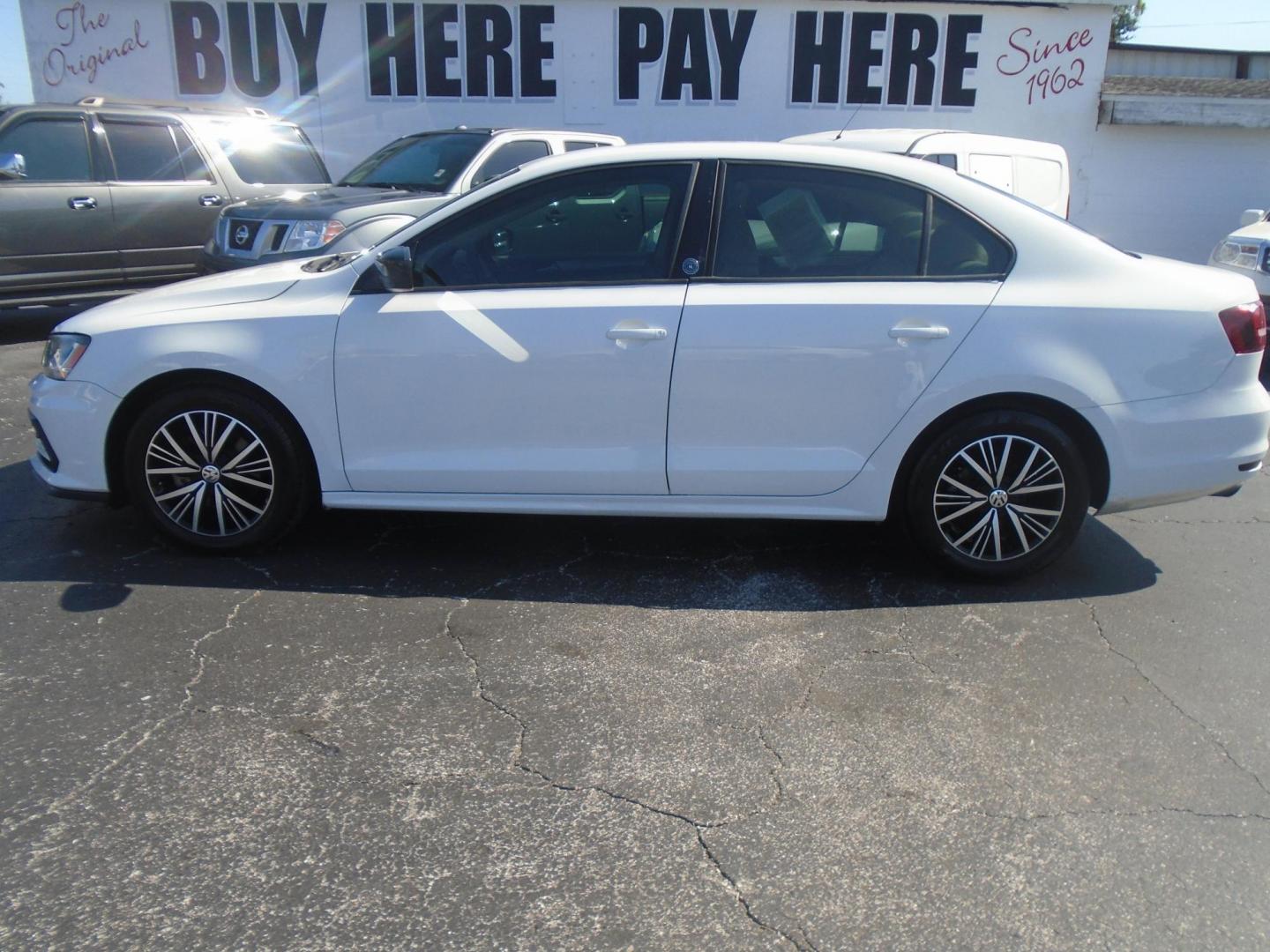 2018 Volkswagen Jetta 1.4T SE 6A (3VWDB7AJ2JM) with an 1.4L L4 DOHC 20V engine, 6A transmission, located at 6112 N Florida Avenue, Tampa, FL, 33604, (888) 521-5131, 27.954929, -82.459534 - Photo#2