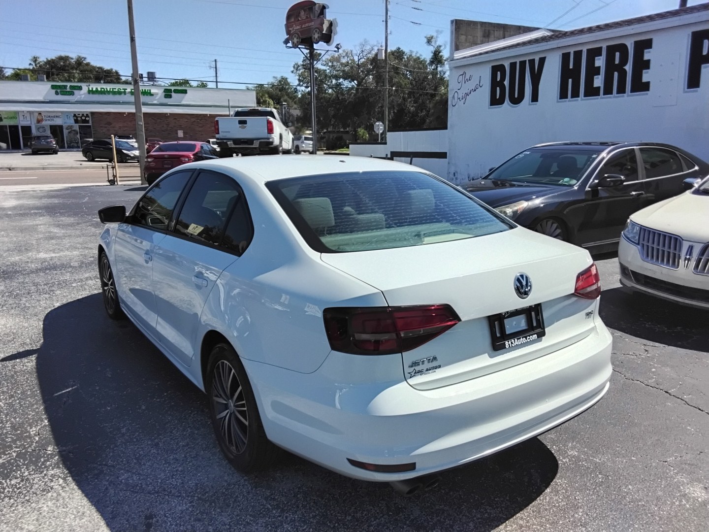 2018 White /Beige Volkswagen Jetta 1.4T SE 6A (3VWDB7AJ2JM) with an 1.4L L4 DOHC 20V engine, 6A transmission, located at 6112 N Florida Avenue, Tampa, FL, 33604, (888) 521-5131, 27.954929, -82.459534 - $499 down plus tax & tag.- Photo#4