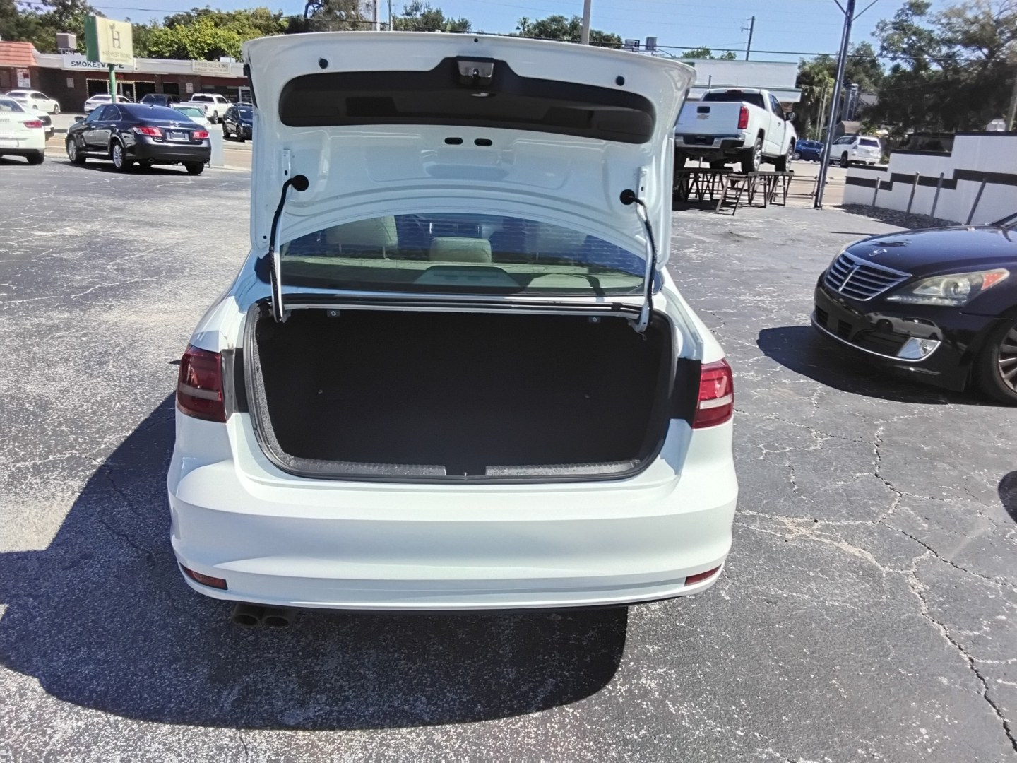 2018 White /Beige Volkswagen Jetta 1.4T SE 6A (3VWDB7AJ2JM) with an 1.4L L4 DOHC 20V engine, 6A transmission, located at 6112 N Florida Avenue, Tampa, FL, 33604, (888) 521-5131, 27.954929, -82.459534 - $499 down plus tax & tag.- Photo#8