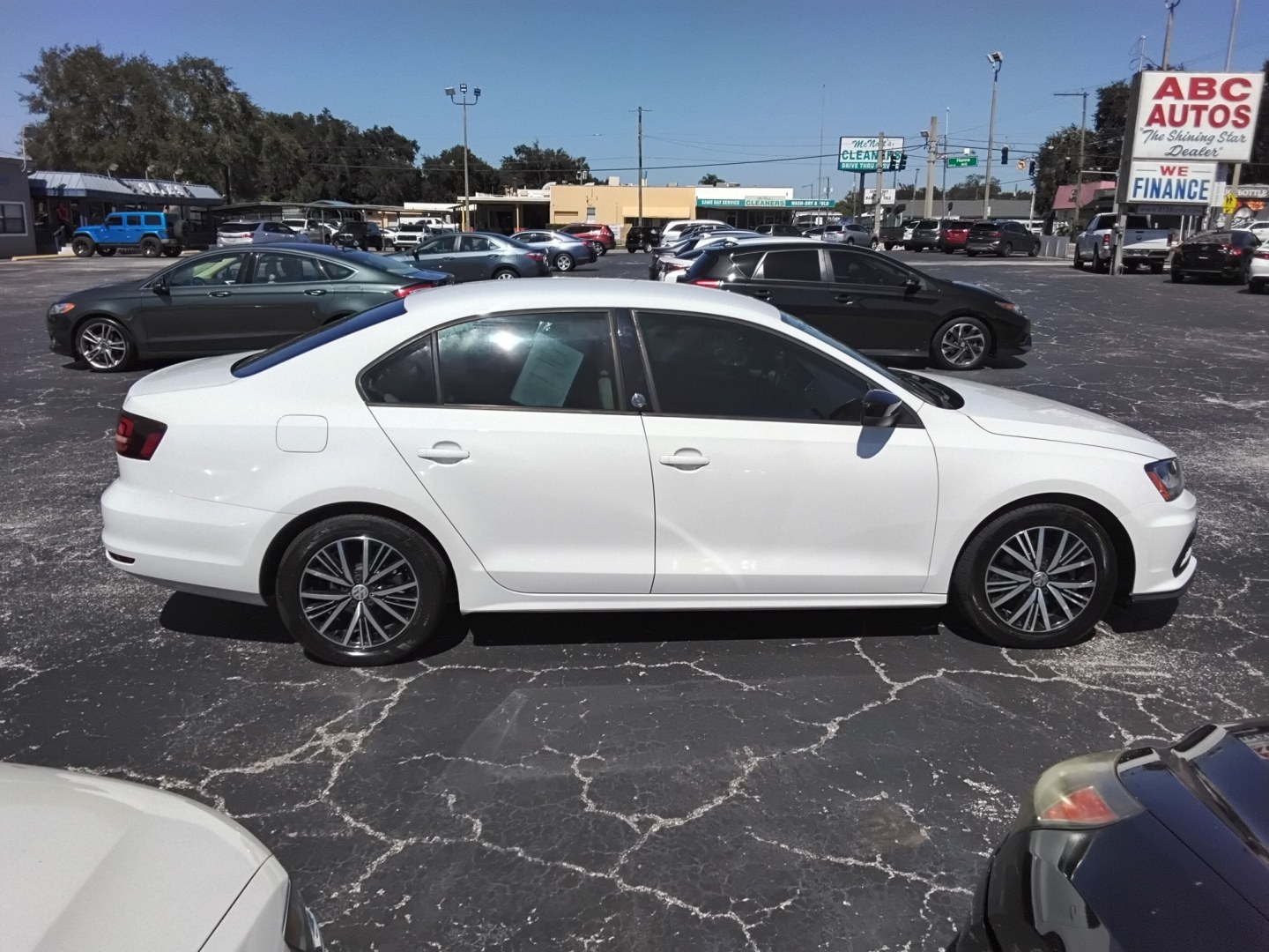 2018 White /Beige Volkswagen Jetta 1.4T SE 6A (3VWDB7AJ2JM) with an 1.4L L4 DOHC 20V engine, 6A transmission, located at 6112 N Florida Avenue, Tampa, FL, 33604, (888) 521-5131, 27.954929, -82.459534 - $499 down plus tax & tag.- Photo#7
