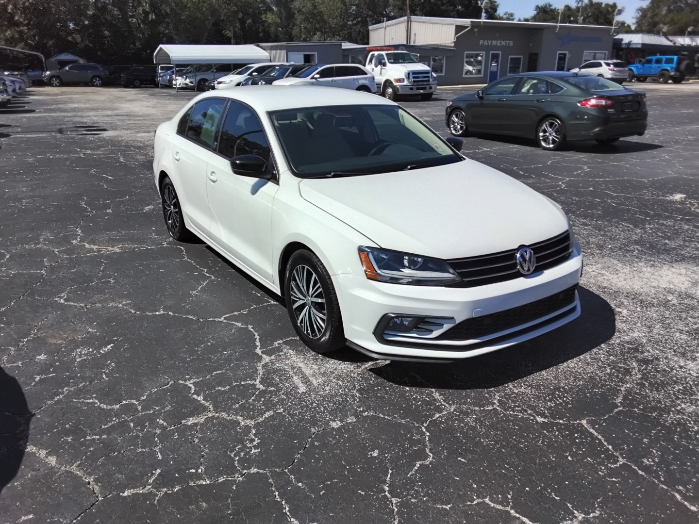 2018 White /Beige Volkswagen Jetta 1.4T SE 6A (3VWDB7AJ2JM) with an 1.4L L4 DOHC 20V engine, 6A transmission, located at 6112 N Florida Avenue, Tampa, FL, 33604, (888) 521-5131, 27.954929, -82.459534 - $499 down plus tax & tag.- Photo#2