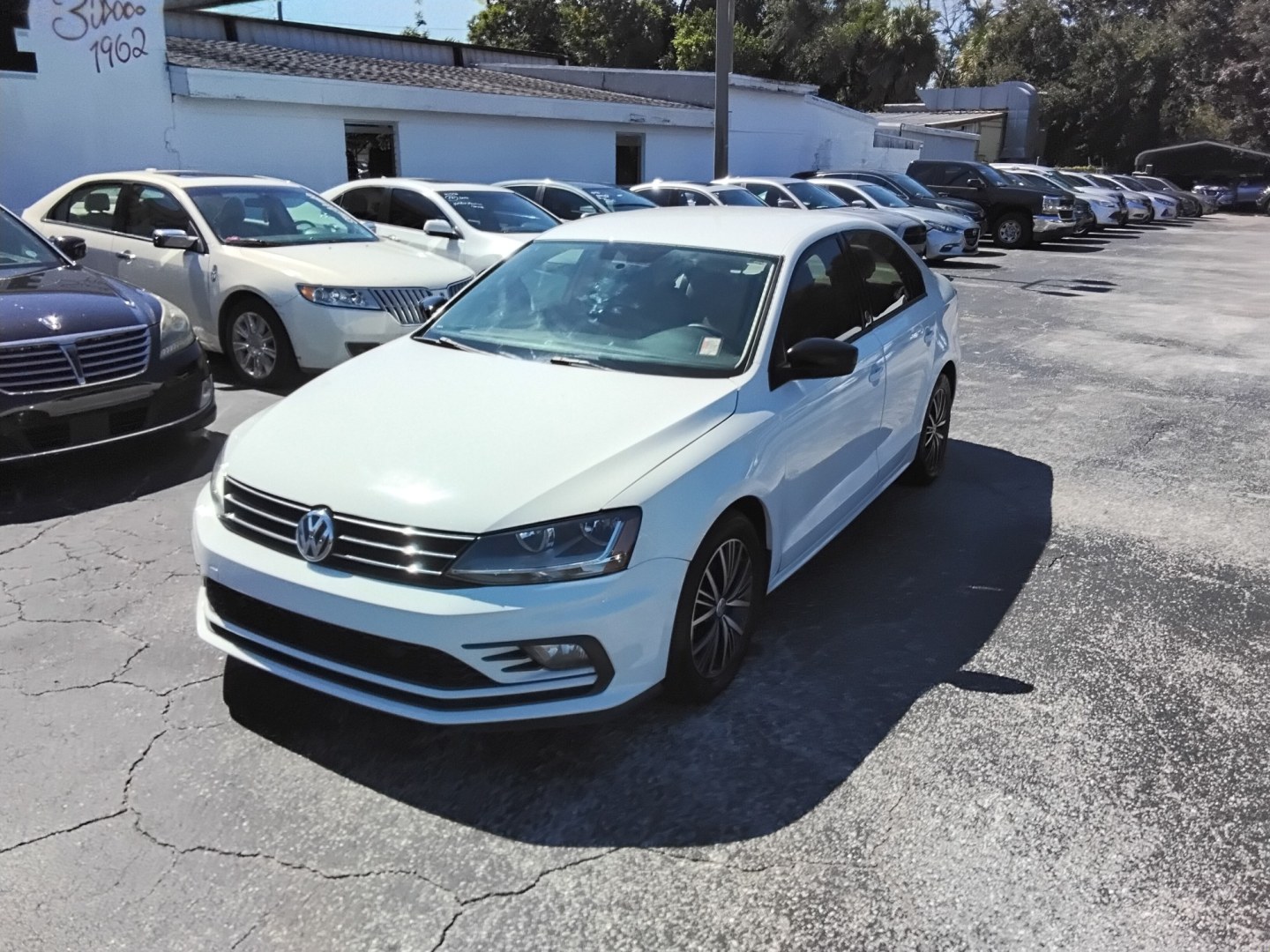 2018 White /Beige Volkswagen Jetta 1.4T SE 6A (3VWDB7AJ2JM) with an 1.4L L4 DOHC 20V engine, 6A transmission, located at 6112 N Florida Avenue, Tampa, FL, 33604, (888) 521-5131, 27.954929, -82.459534 - $499 down plus tax & tag.- Photo#1