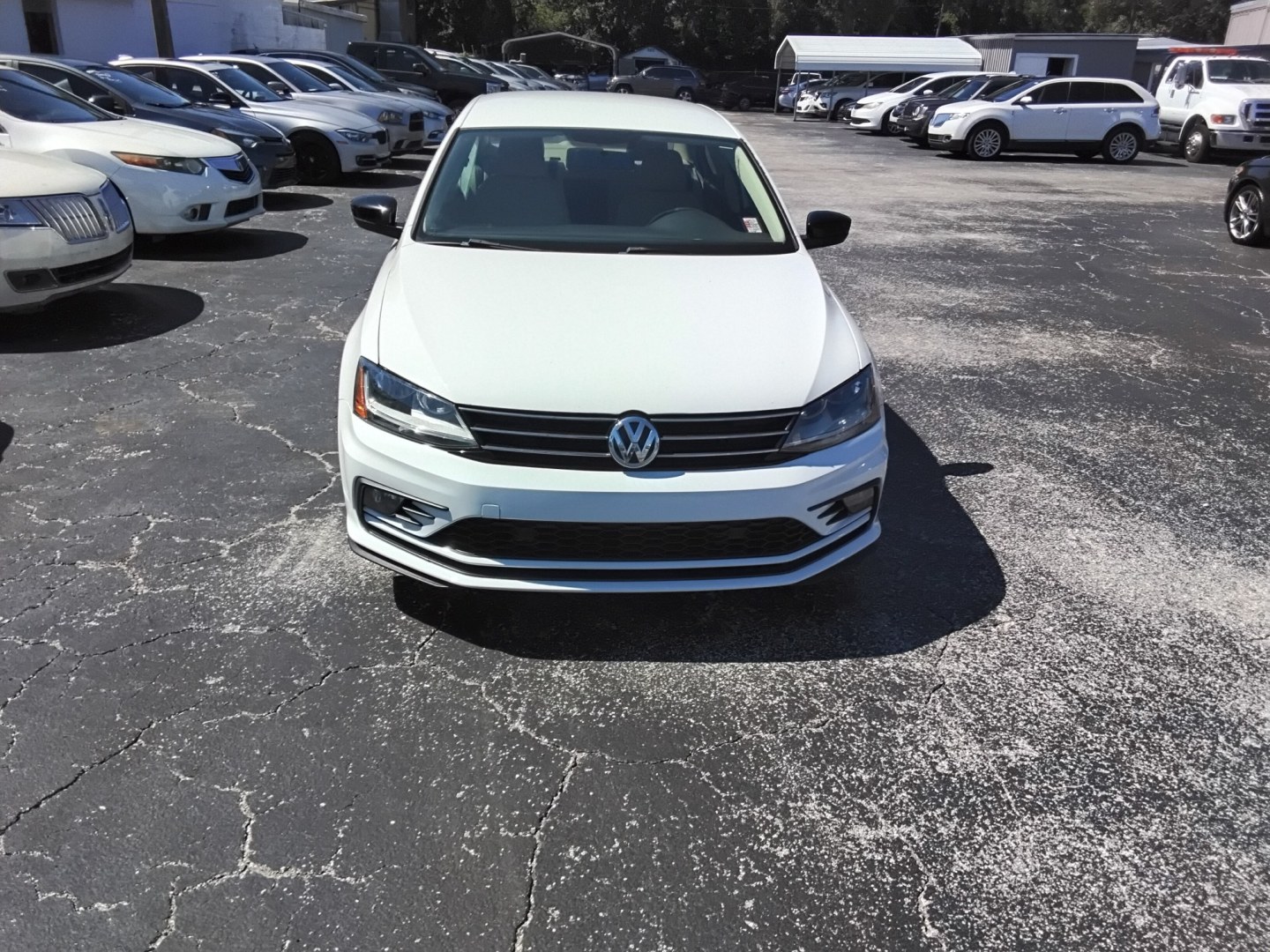 2018 White /Beige Volkswagen Jetta 1.4T SE 6A (3VWDB7AJ2JM) with an 1.4L L4 DOHC 20V engine, 6A transmission, located at 6112 N Florida Avenue, Tampa, FL, 33604, (888) 521-5131, 27.954929, -82.459534 - $499 down plus tax & tag.- Photo#3