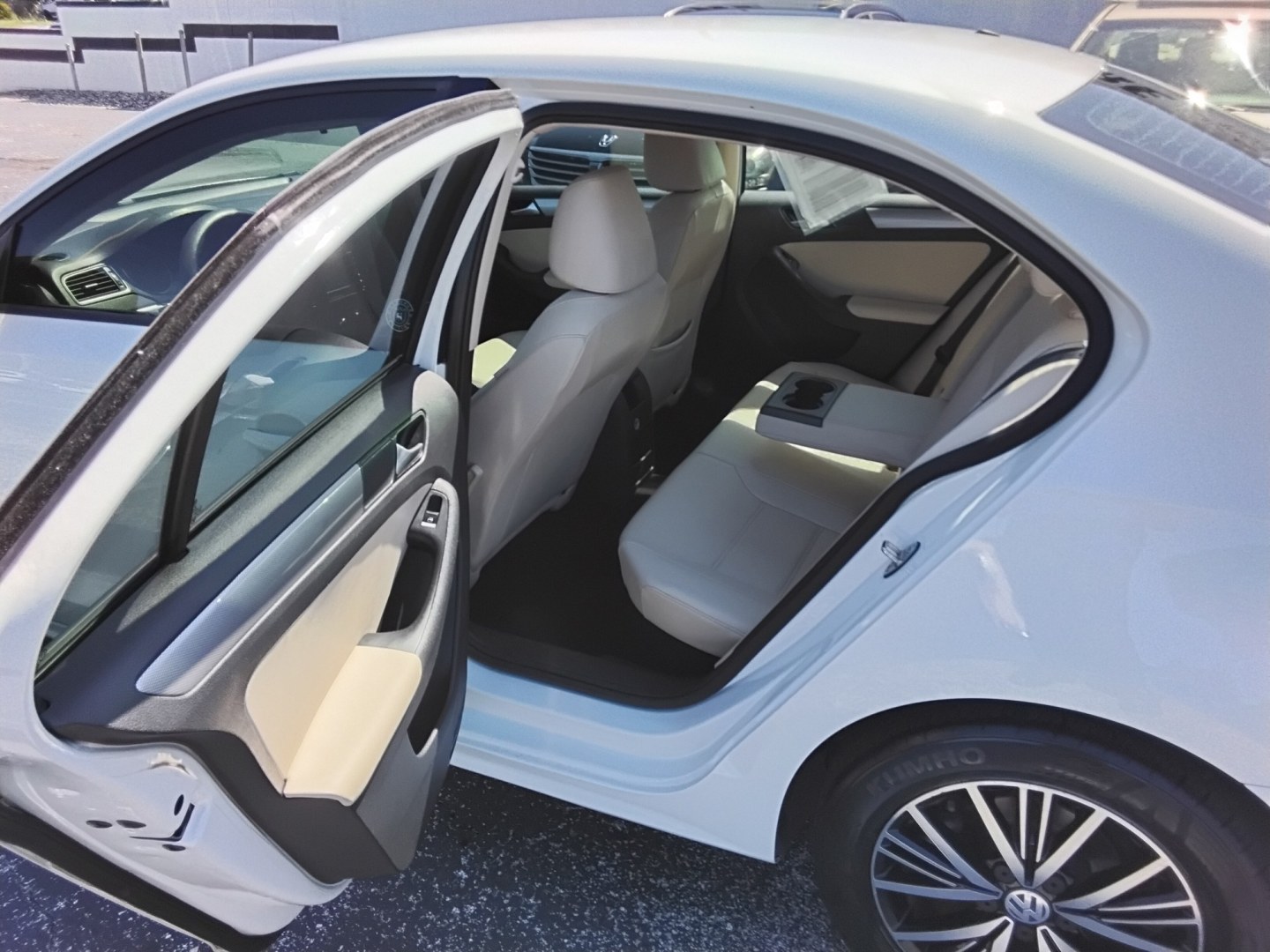 2018 White /Beige Volkswagen Jetta 1.4T SE 6A (3VWDB7AJ2JM) with an 1.4L L4 DOHC 20V engine, 6A transmission, located at 6112 N Florida Avenue, Tampa, FL, 33604, (888) 521-5131, 27.954929, -82.459534 - $499 down plus tax & tag.- Photo#10