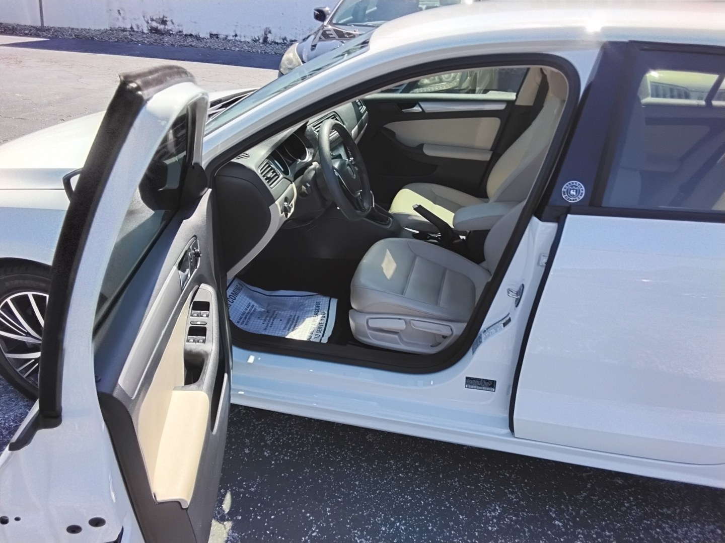 2018 White /Beige Volkswagen Jetta 1.4T SE 6A (3VWDB7AJ2JM) with an 1.4L L4 DOHC 20V engine, 6A transmission, located at 6112 N Florida Avenue, Tampa, FL, 33604, (888) 521-5131, 27.954929, -82.459534 - $499 down plus tax & tag.- Photo#9
