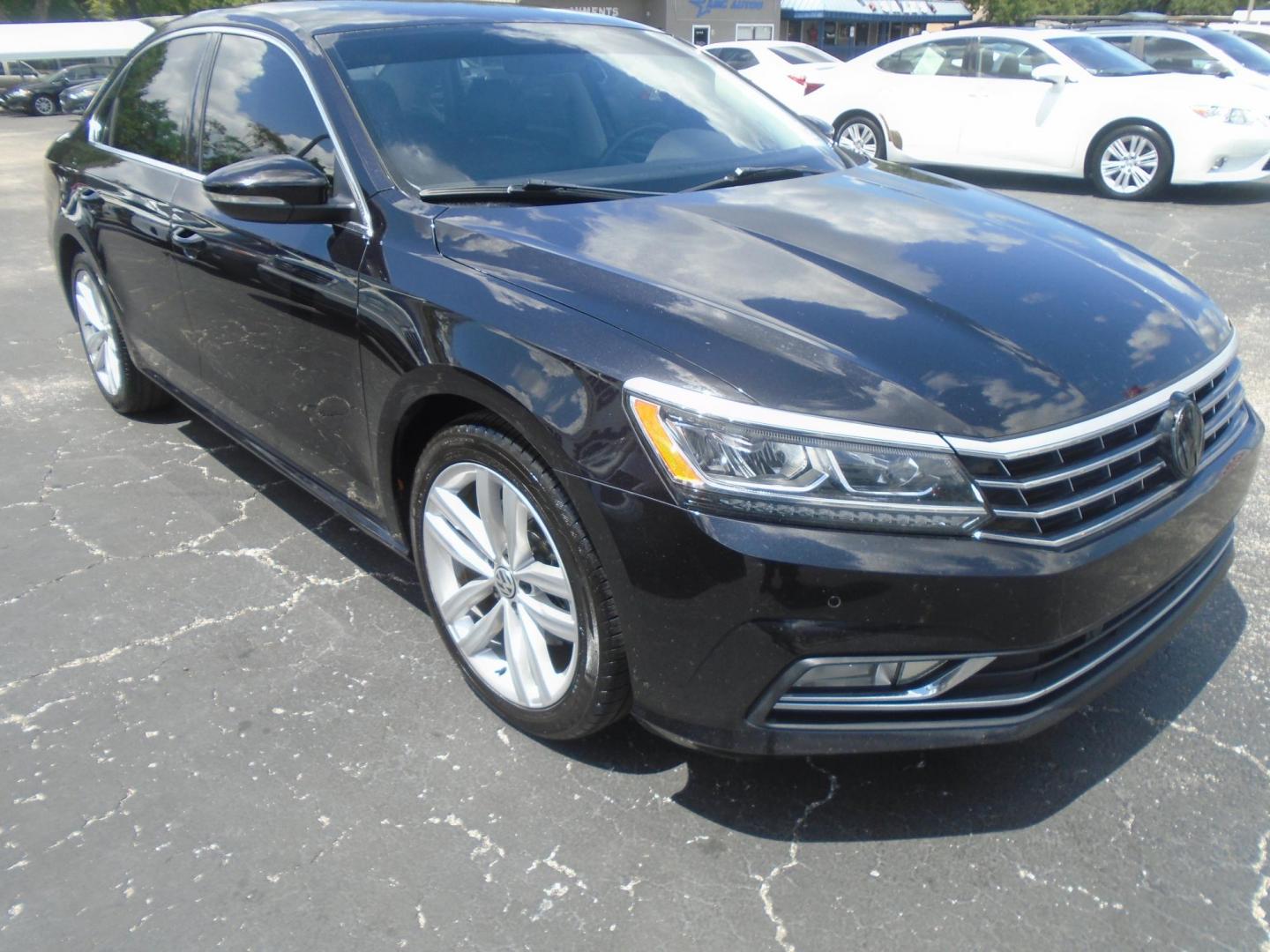 2018 Volkswagen Passat SE (1VWBA7A34JC) with an 2.0L L4 DOHC 16V engine, 6A transmission, located at 6112 N Florida Avenue, Tampa, FL, 33604, (888) 521-5131, 27.954929, -82.459534 - Photo#3