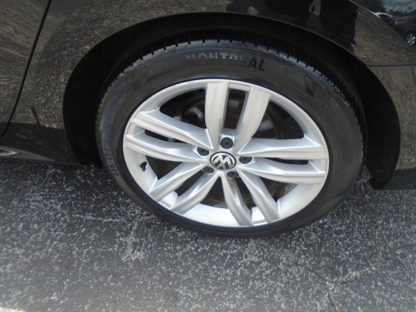 2018 Volkswagen Passat SE (1VWBA7A34JC) with an 2.0L L4 DOHC 16V engine, 6A transmission, located at 6112 N Florida Avenue, Tampa, FL, 33604, (888) 521-5131, 27.954929, -82.459534 - Photo#7