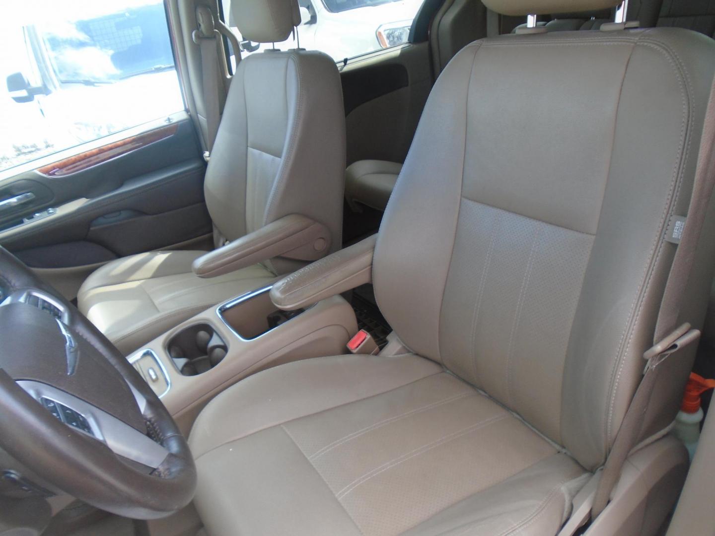 2016 Chrysler Town & Country Touring-L (2C4RC1CG4GR) with an 3.6L V6 DOHC 24V engine, 6A transmission, located at 6112 N Florida Avenue, Tampa, FL, 33604, (888) 521-5131, 27.954929, -82.459534 - Photo#10