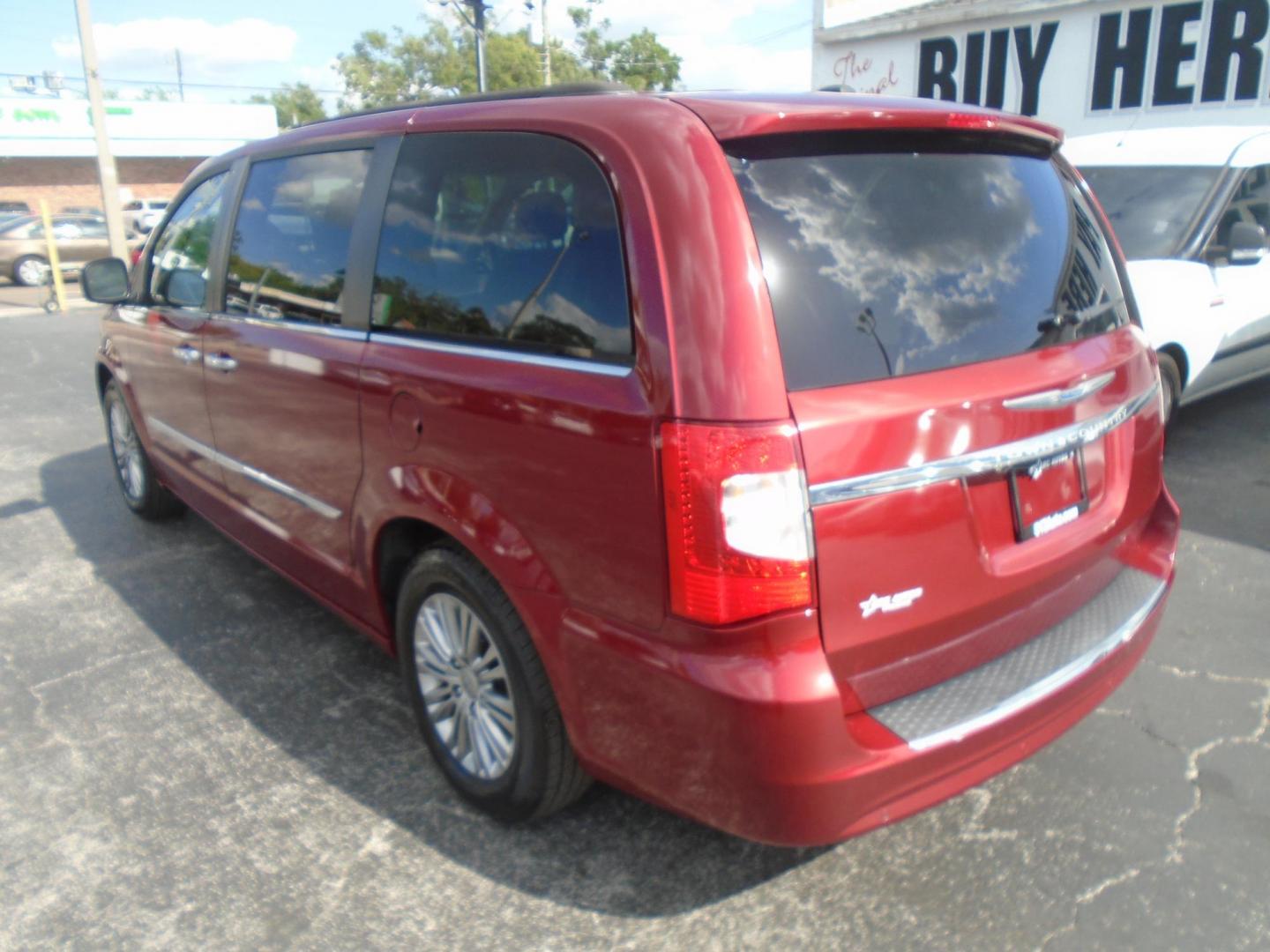 2016 Chrysler Town & Country Touring-L (2C4RC1CG4GR) with an 3.6L V6 DOHC 24V engine, 6A transmission, located at 6112 N Florida Avenue, Tampa, FL, 33604, (888) 521-5131, 27.954929, -82.459534 - Photo#5